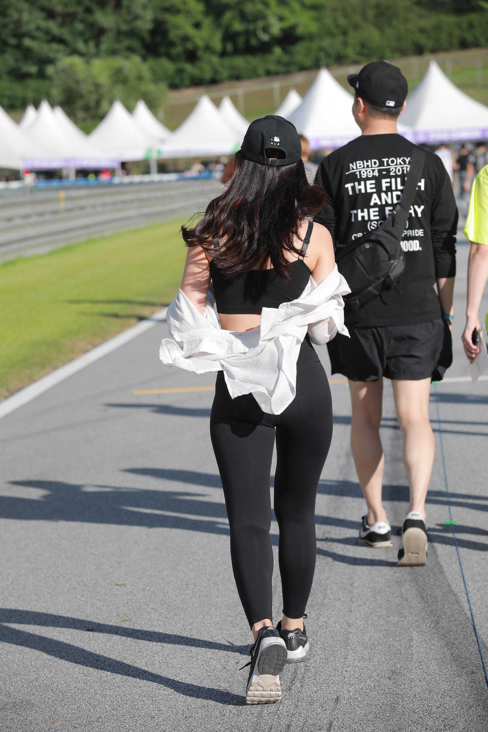 精选街拍作品 NO.3679 黑色仅身裤香肩[28P/39MB]插图2