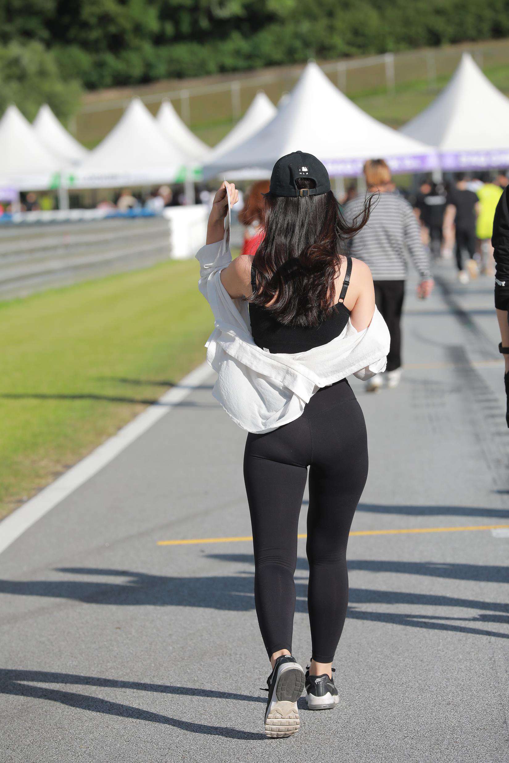 精选街拍作品 NO.3679 黑色仅身裤香肩[28P/39MB]插图3