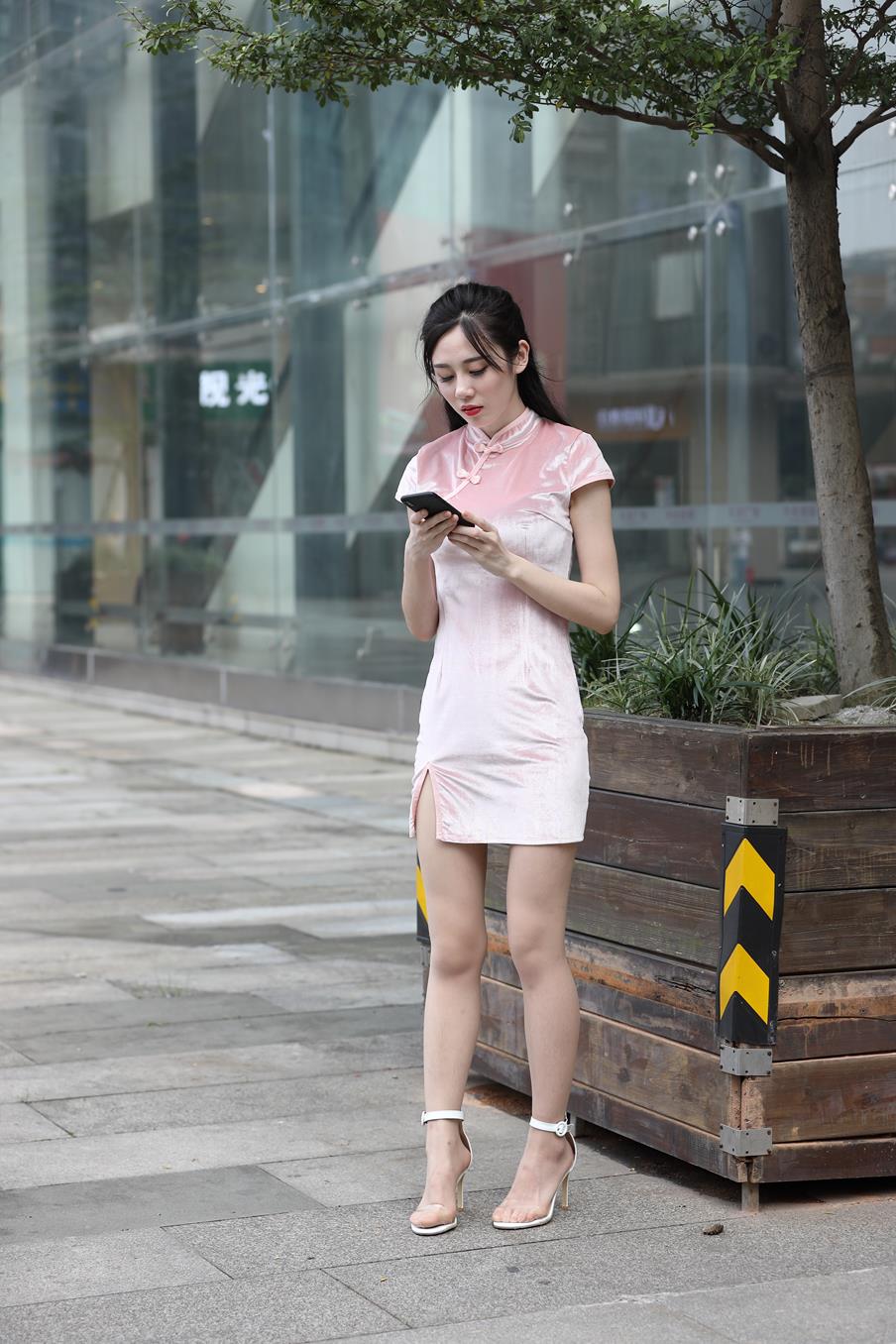 魔镜街拍粉色连衣裙妹字肉丝凉高跟[185P/4V/7.3G]插图6