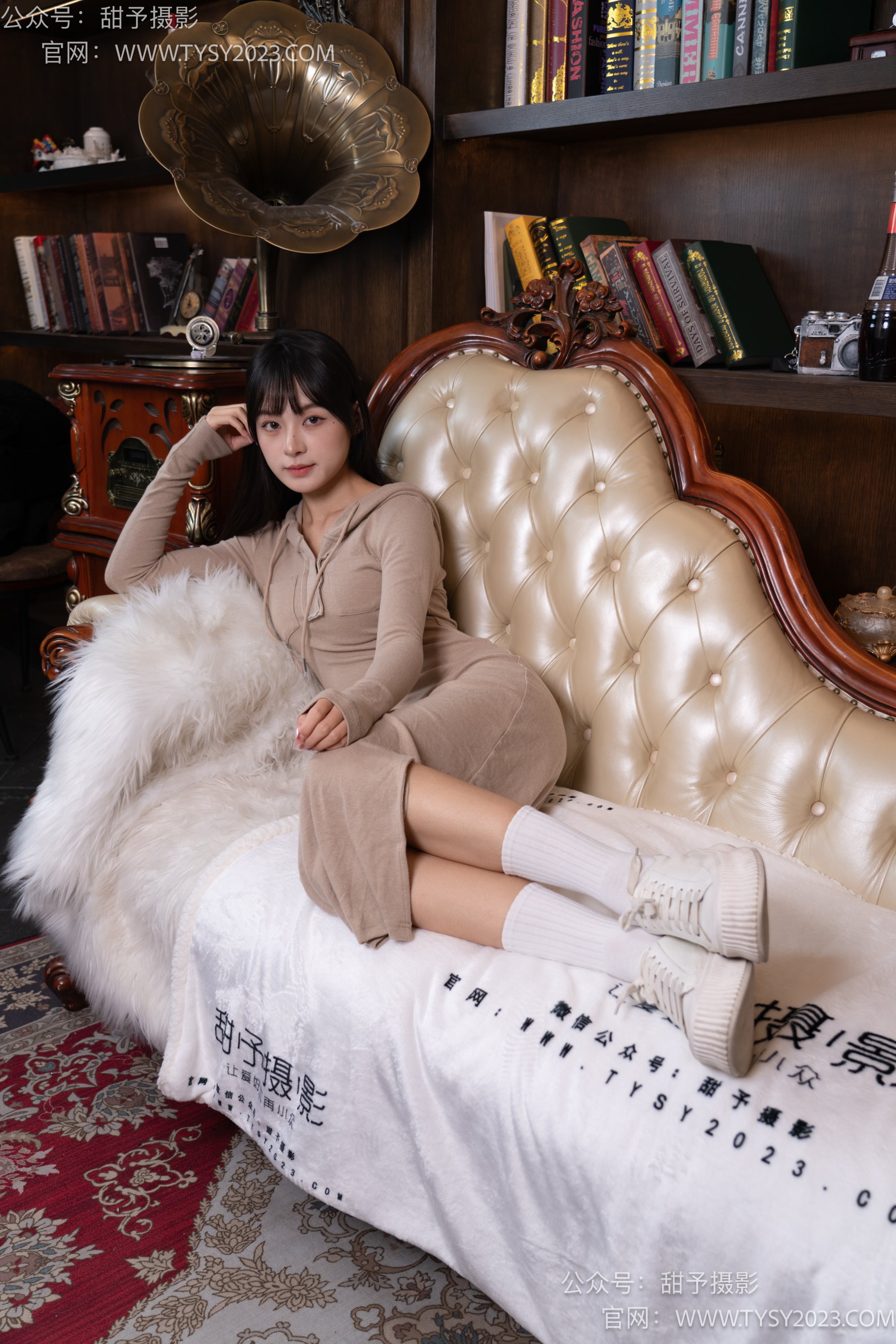 甜予摄影 NO.024 小离 板鞋、白棉袜、果足 [129P/2V/9.4GB]插图4