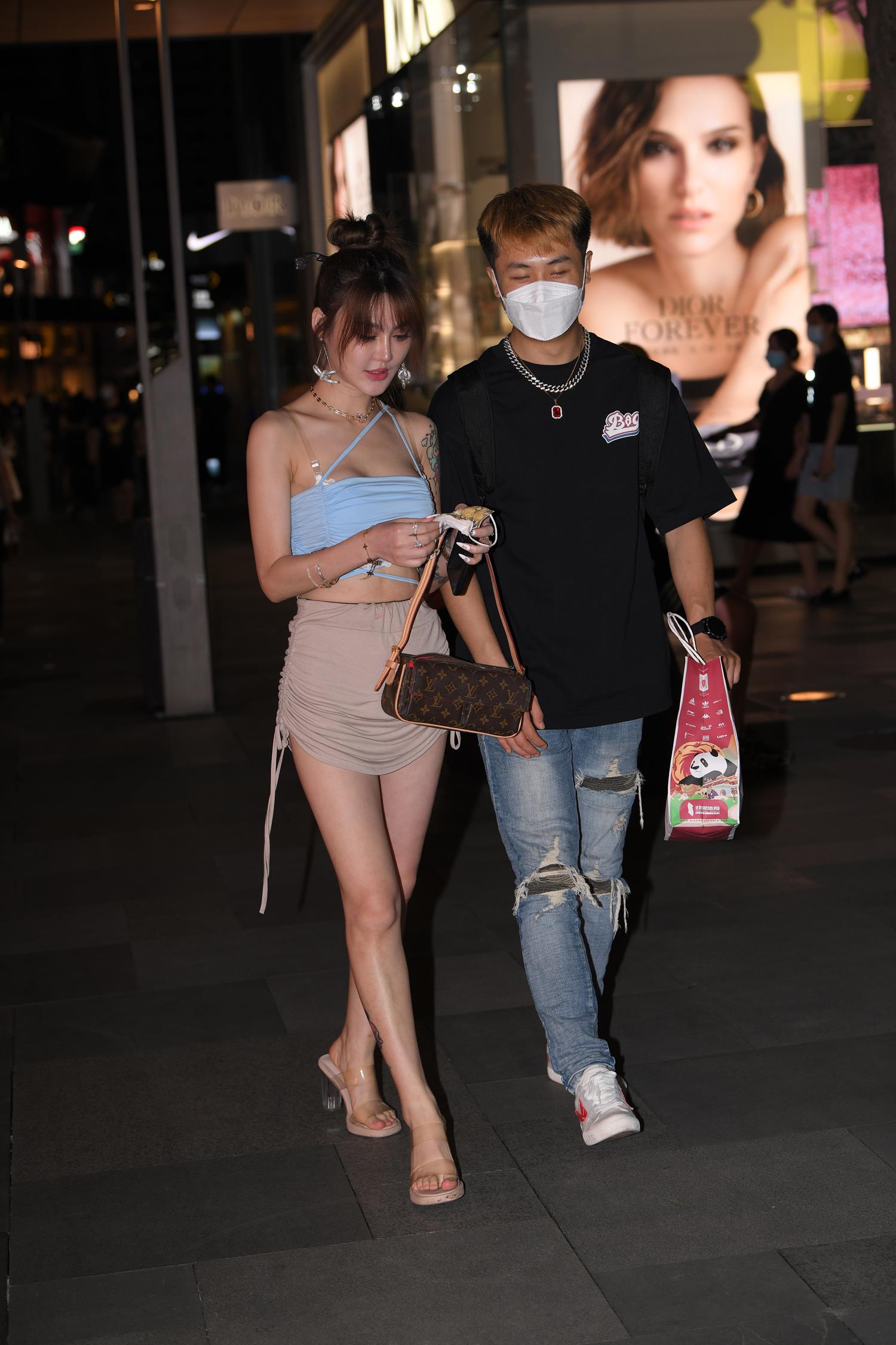 精选街拍作品 NO.3799 咖色仅身包屯裙香肩纹身[157P/374MB]插图