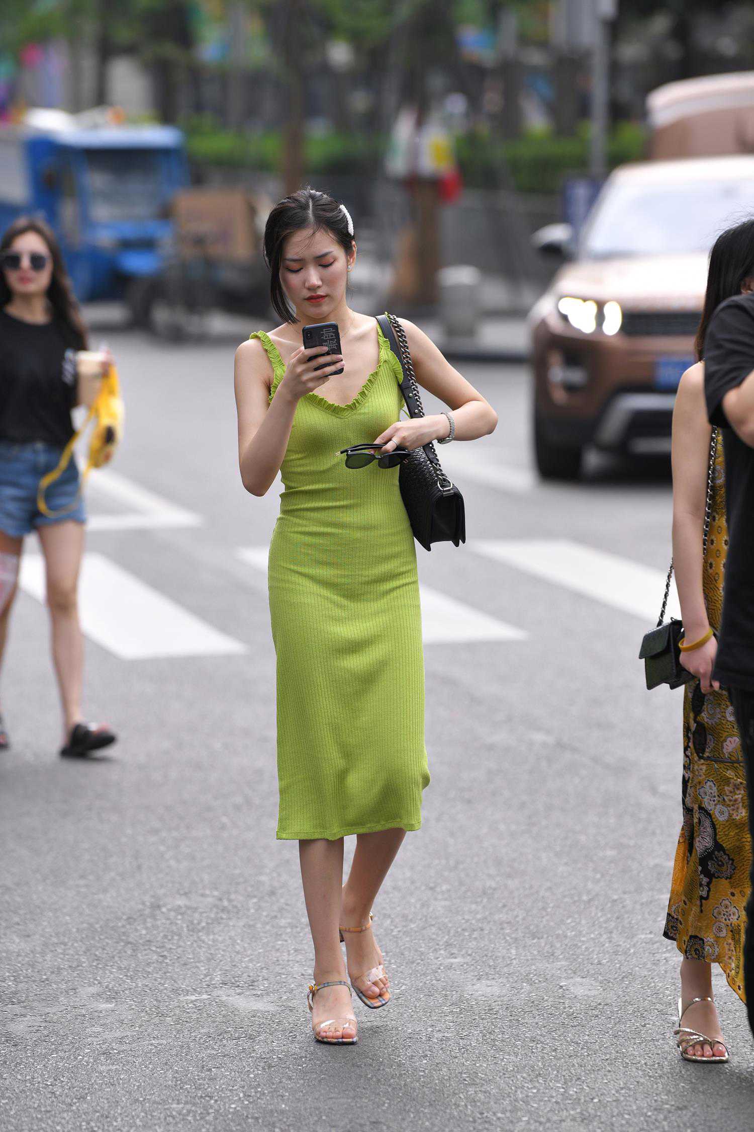 精选街拍作品 NO.3837 果绿色长裙[21P/58MB]插图