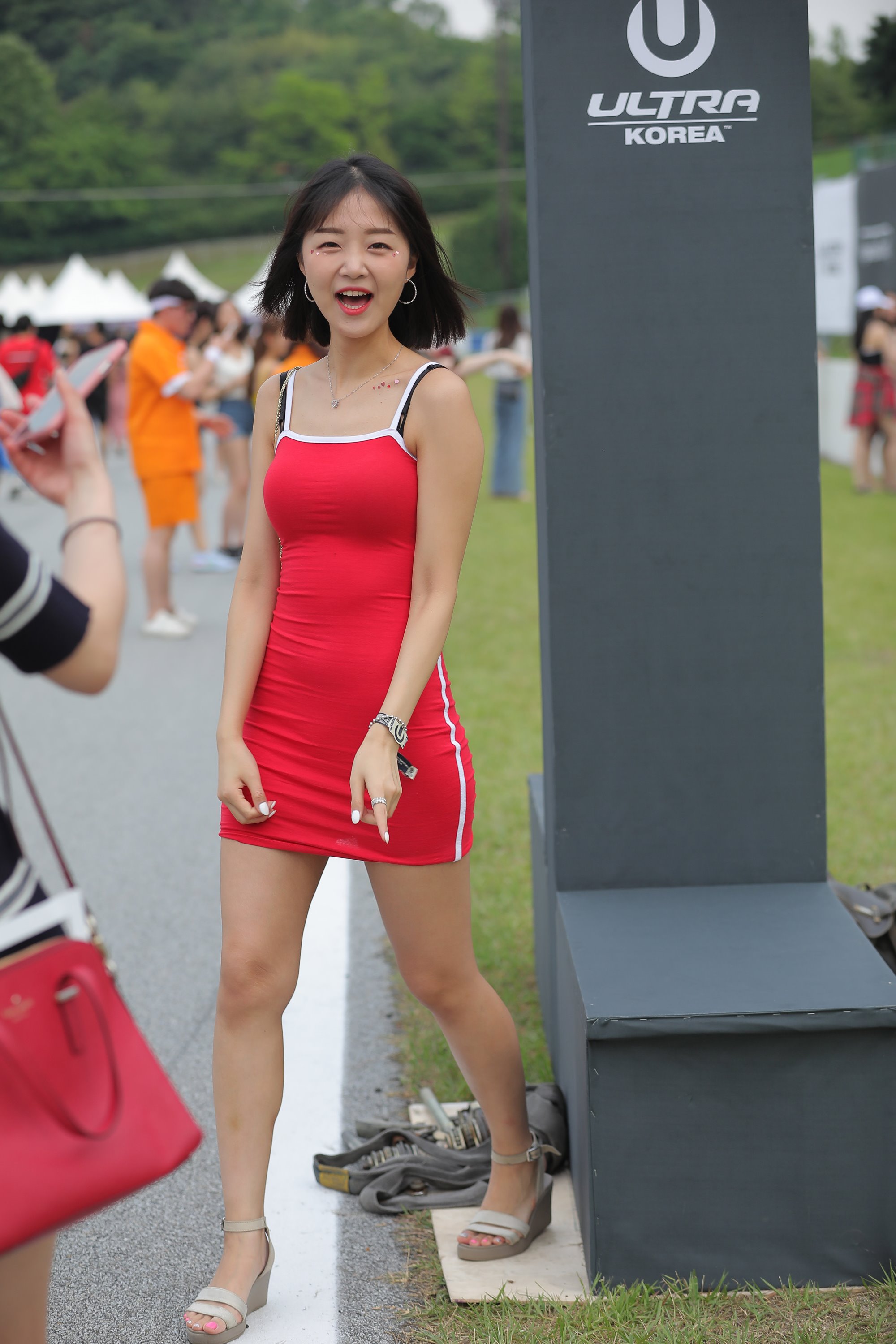 精选街拍作品 NO.3734 红色仅身包屯裙翘臀[63P/80MB]插图2