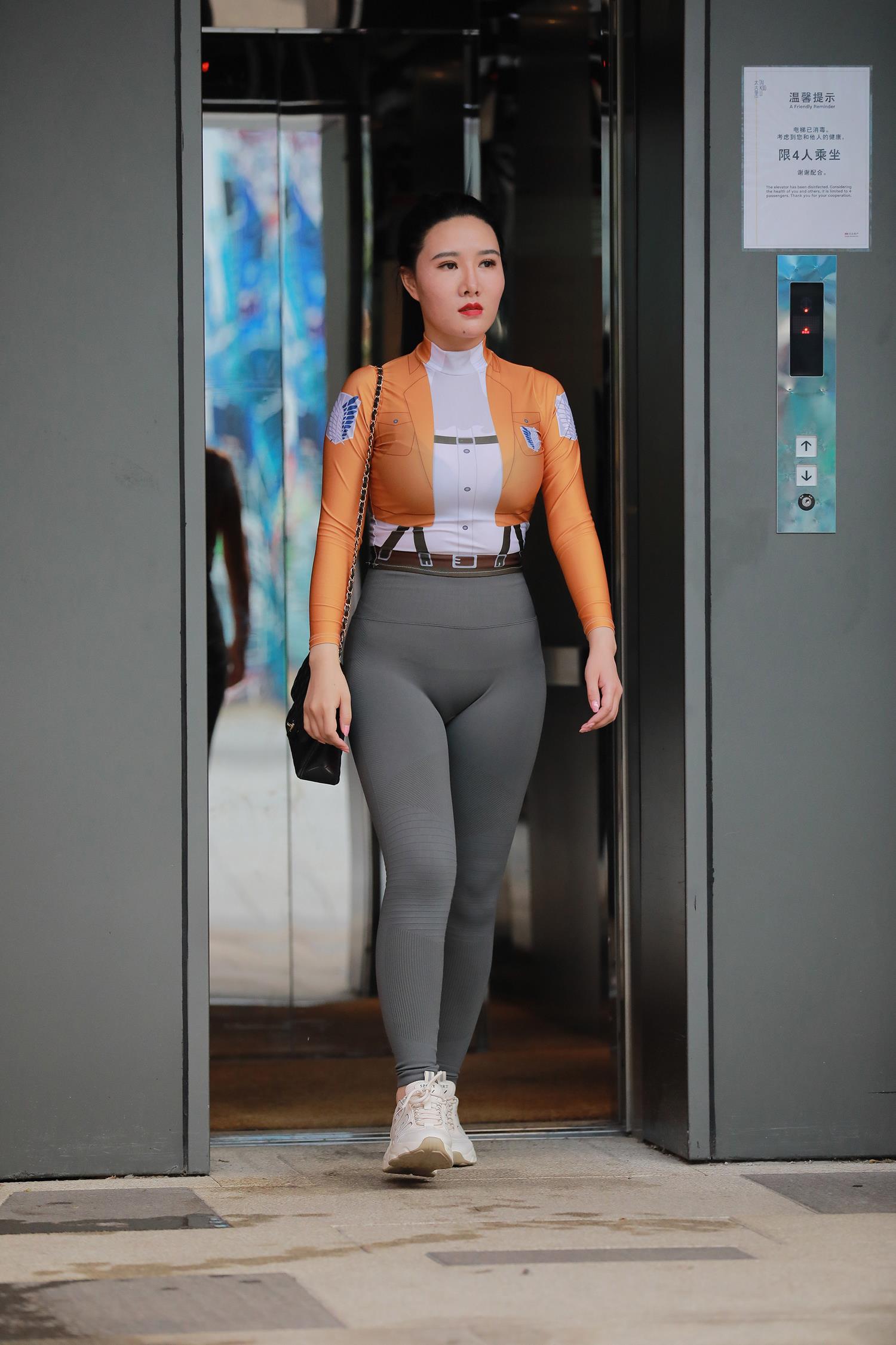 精选街拍作品 NO.3865 灰色仅身裤翘臀[75P/114MB]插图1