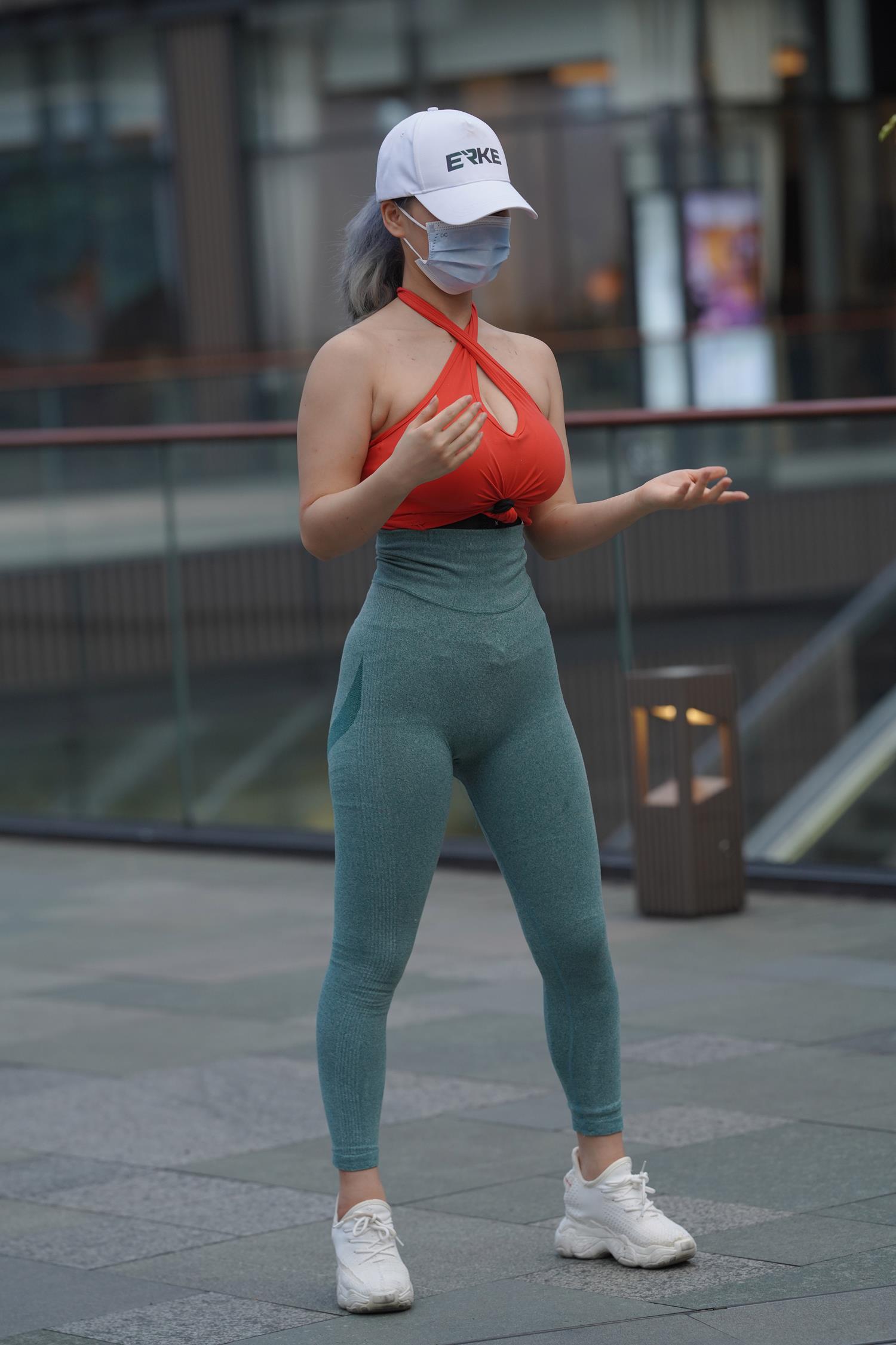 精选街拍作品 NO.3824 绿色仅身裤翘臀美胸[46P/135MB]插图1