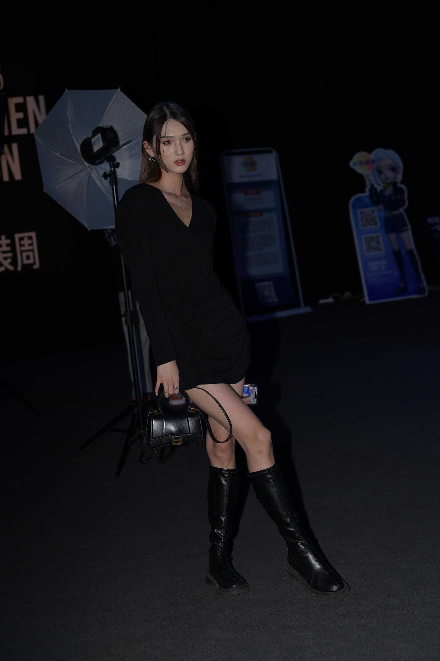 精选街拍作品 NO.3784 皮靴包屯黑裙[121P/303MB]插图3