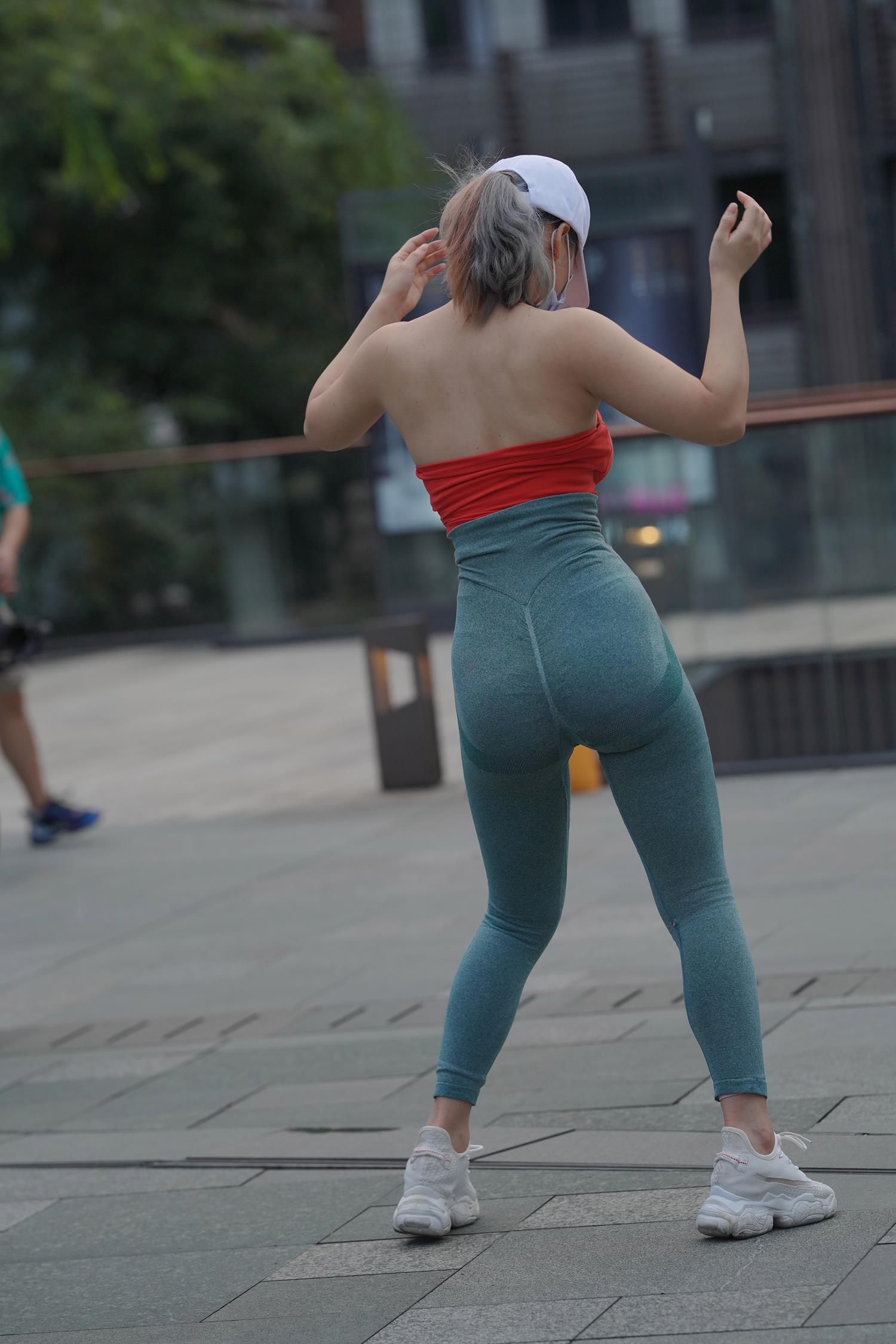 精选街拍作品 NO.3824 绿色仅身裤翘臀美胸[46P/135MB]插图3