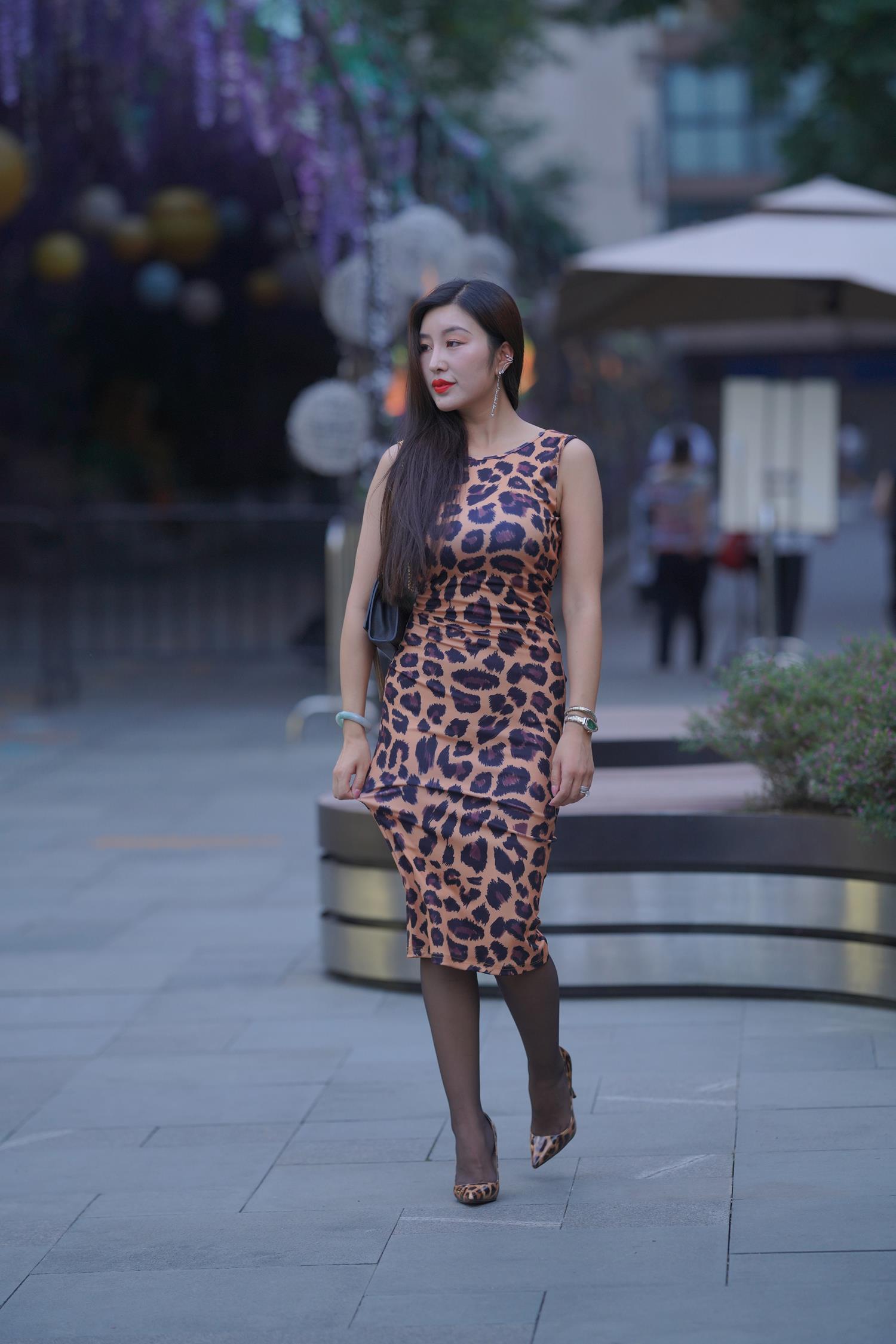 精选街拍作品 NO.3818 豹纹仅身包屯裙黑丝美腿[160P/415MB]插图2