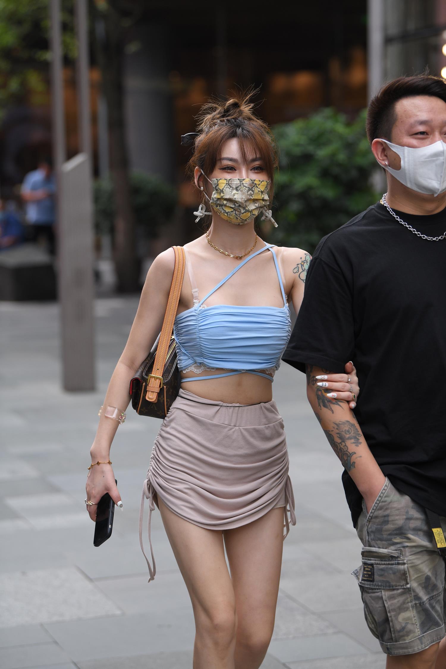 精选街拍作品 NO.3799 咖色仅身包屯裙香肩纹身[157P/374MB]插图2