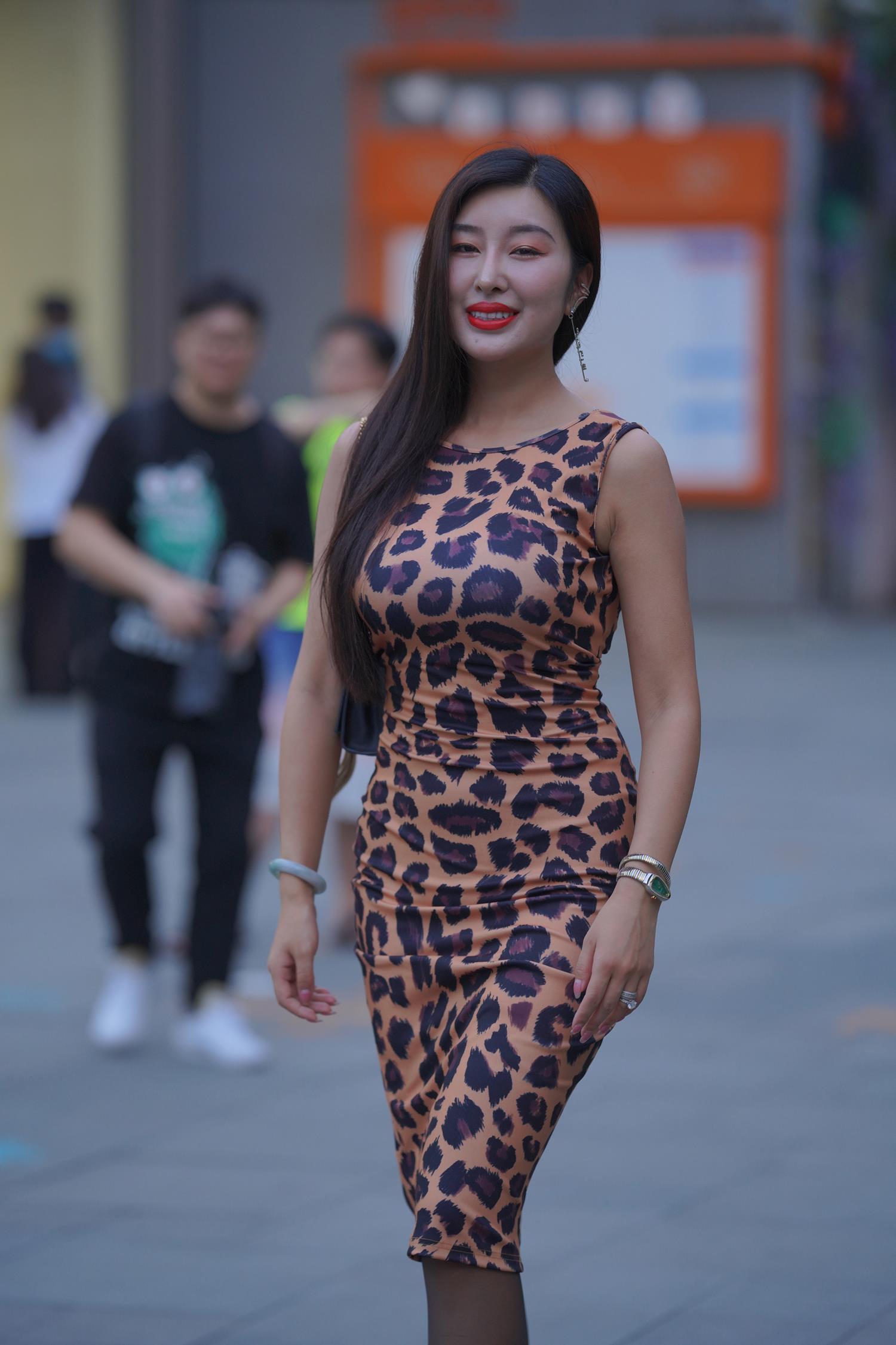 精选街拍作品 NO.3818 豹纹仅身包屯裙黑丝美腿[160P/415MB]插图3