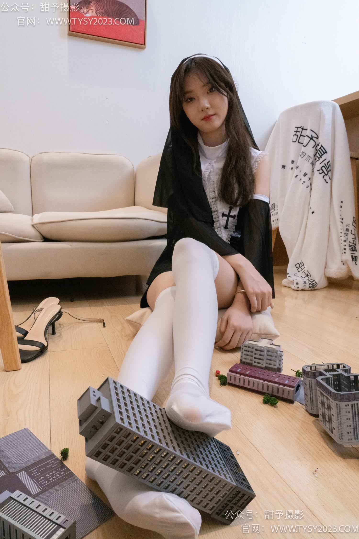 甜予摄影 NO.044 璇璇-修女服、高跟凉鞋、过膝白丝、小人国剧情[148P/2V/14.5GB]插图5