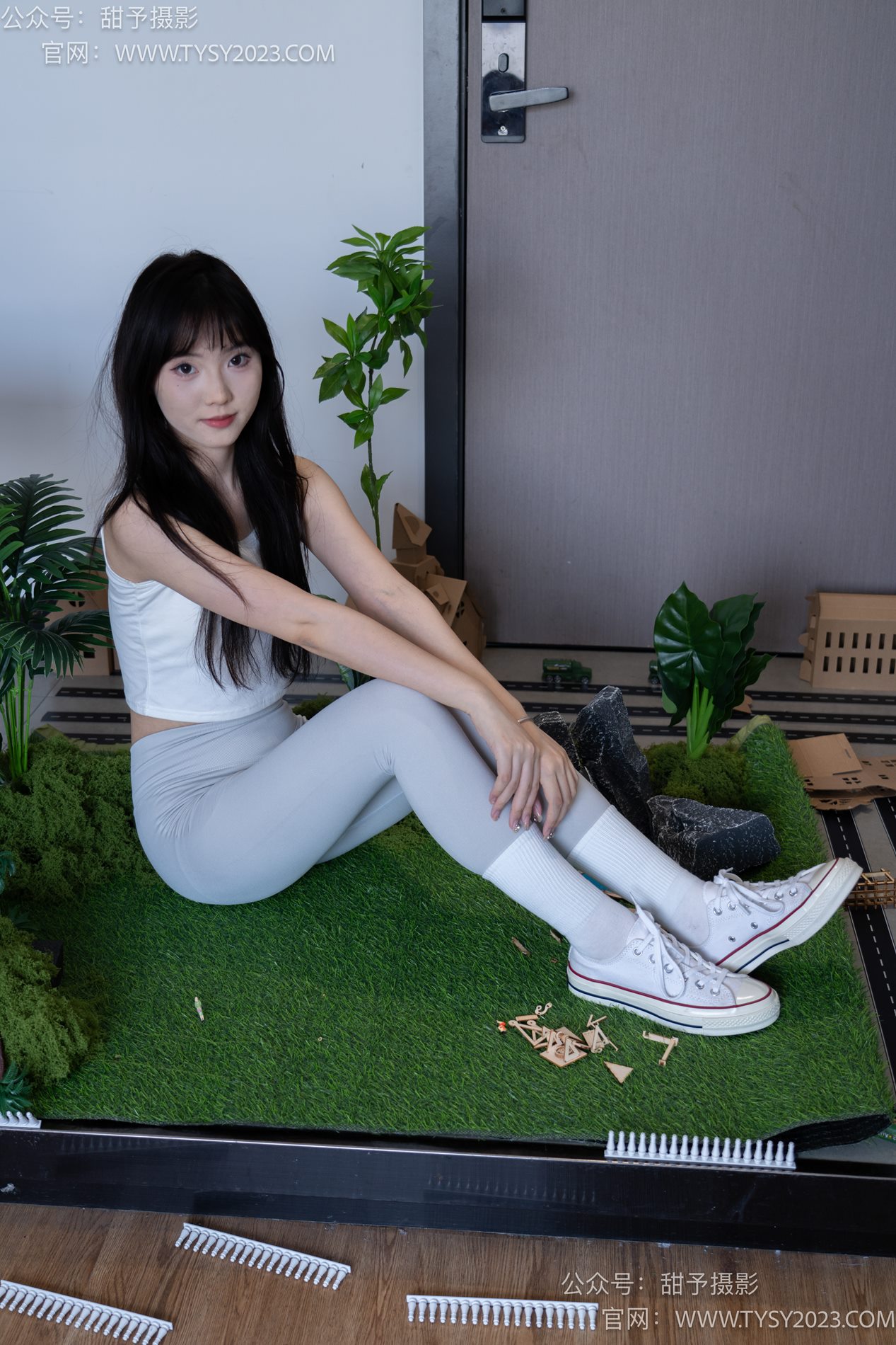 甜予摄影完整版-104期：璇璇-帆布鞋、白棉袜、裸足、小人国剧情 [132P/2V/10G]插图4