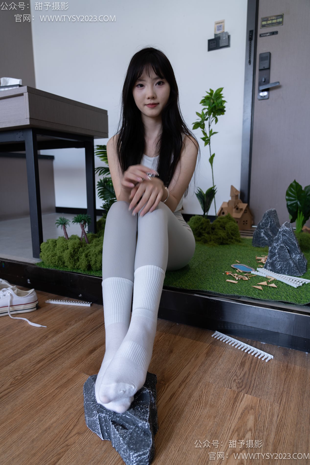 甜予摄影完整版-104期：璇璇-帆布鞋、白棉袜、裸足、小人国剧情 [132P/2V/10G]插图7