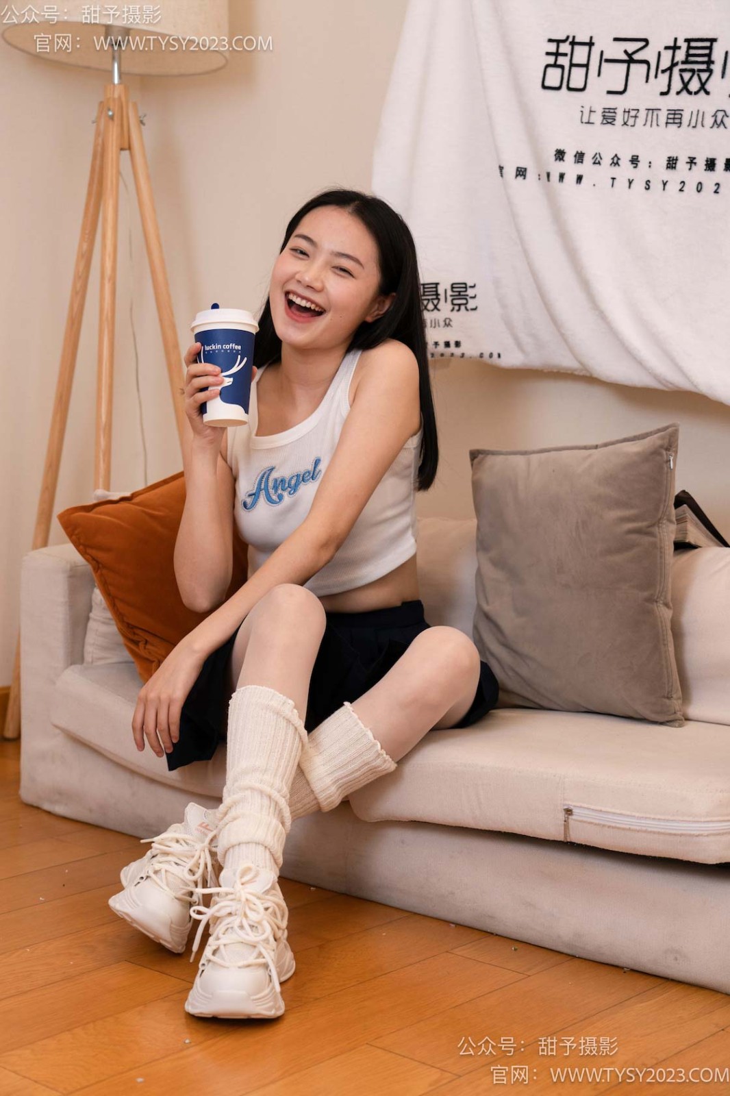 甜予摄影 NO.097 齐齐-运动鞋、薄白丝（脚尖加固款）[125P/2V/9.82GB]插图