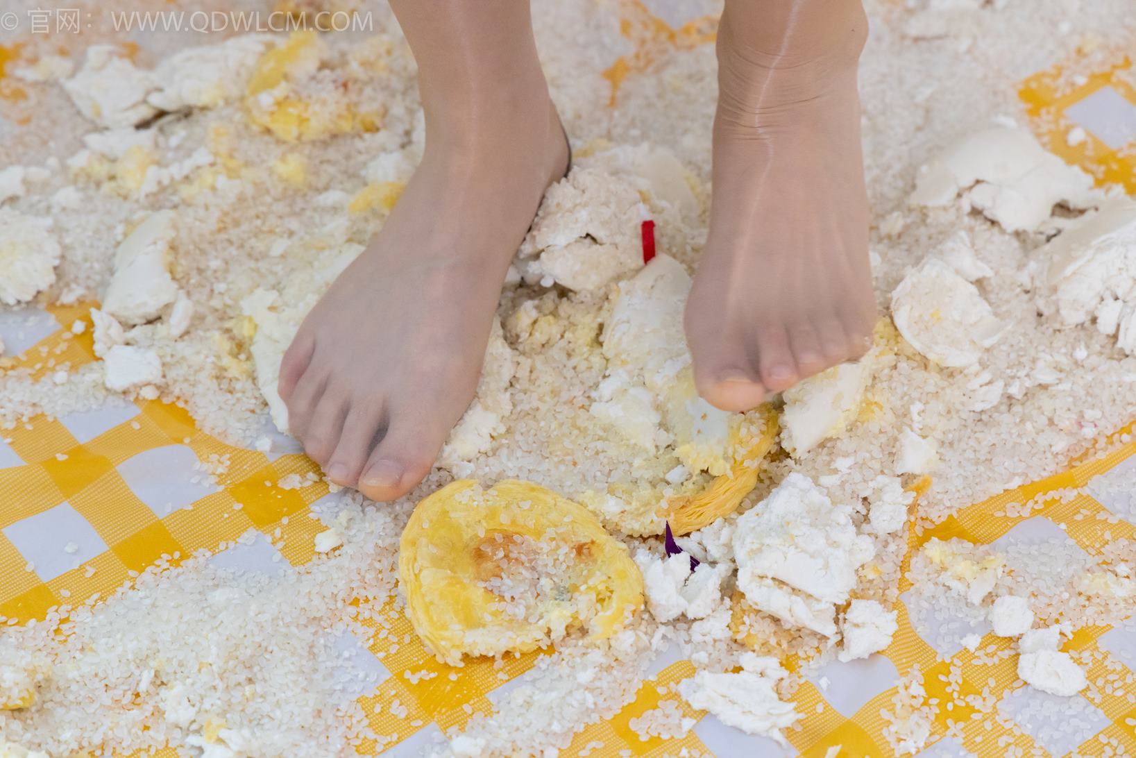 勿恋传媒2091期：菜菜两双高跟鞋、油亮黑丝（脚尖透明款）、油亮肉丝（脚尖透明款）、裸足、踩馒头 蛋挞 大米 枕头被褥剧情[180P/1V/6.13G]插图5