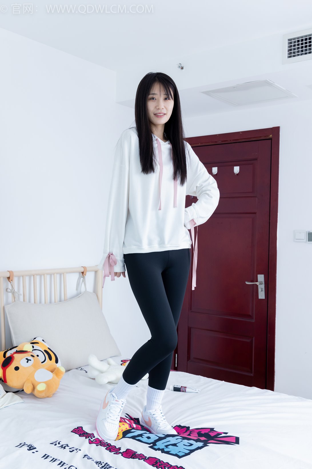 勿恋传媒2097期：菜菜-如果你说.瑜伽裤、板鞋、白棉袜、穿鞋踩小西红柿和奶油蛋糕剧情[163P/1V/5.34G]插图8