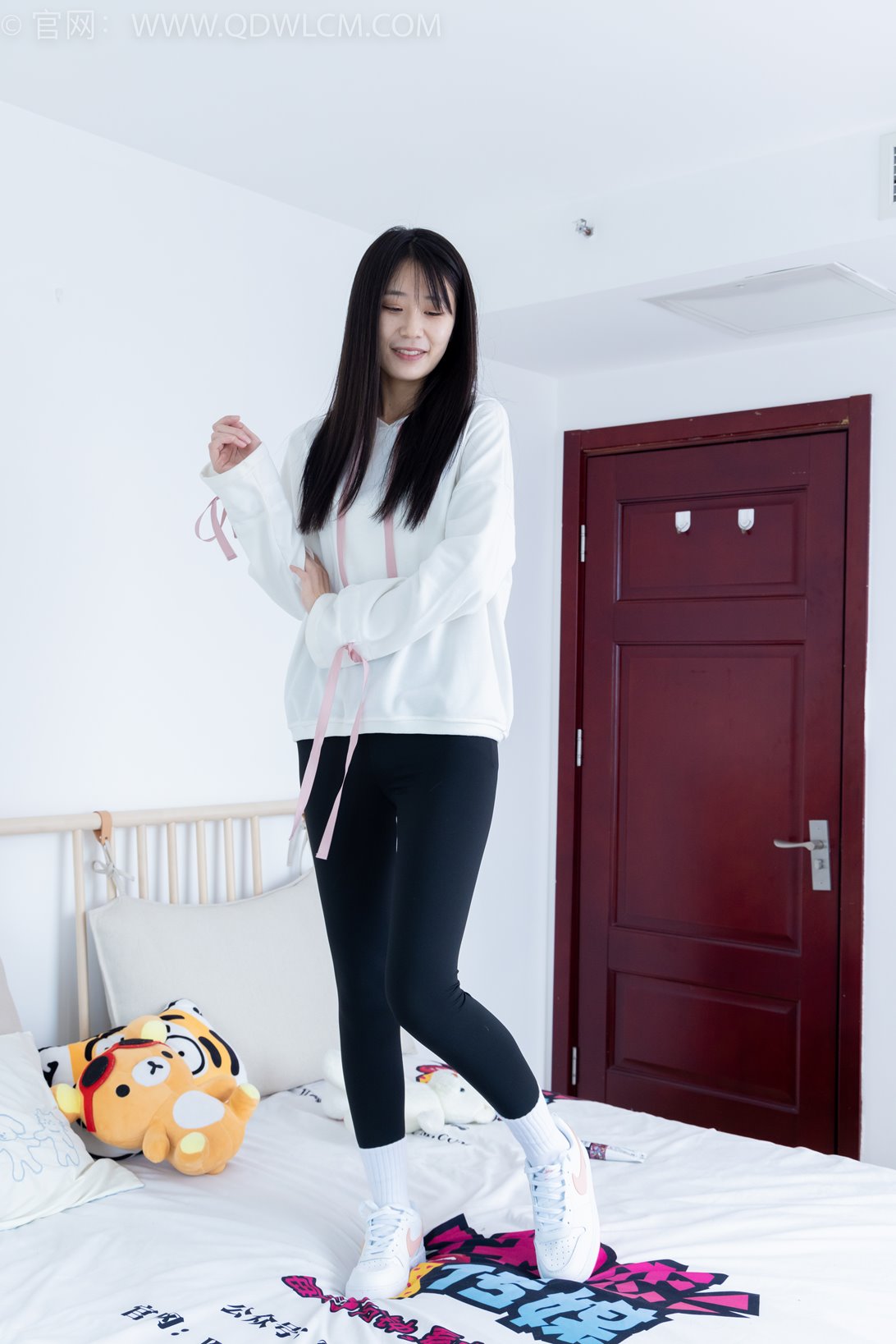 勿恋传媒2097期：菜菜-如果你说.瑜伽裤、板鞋、白棉袜、穿鞋踩小西红柿和奶油蛋糕剧情[163P/1V/5.34G]插图7