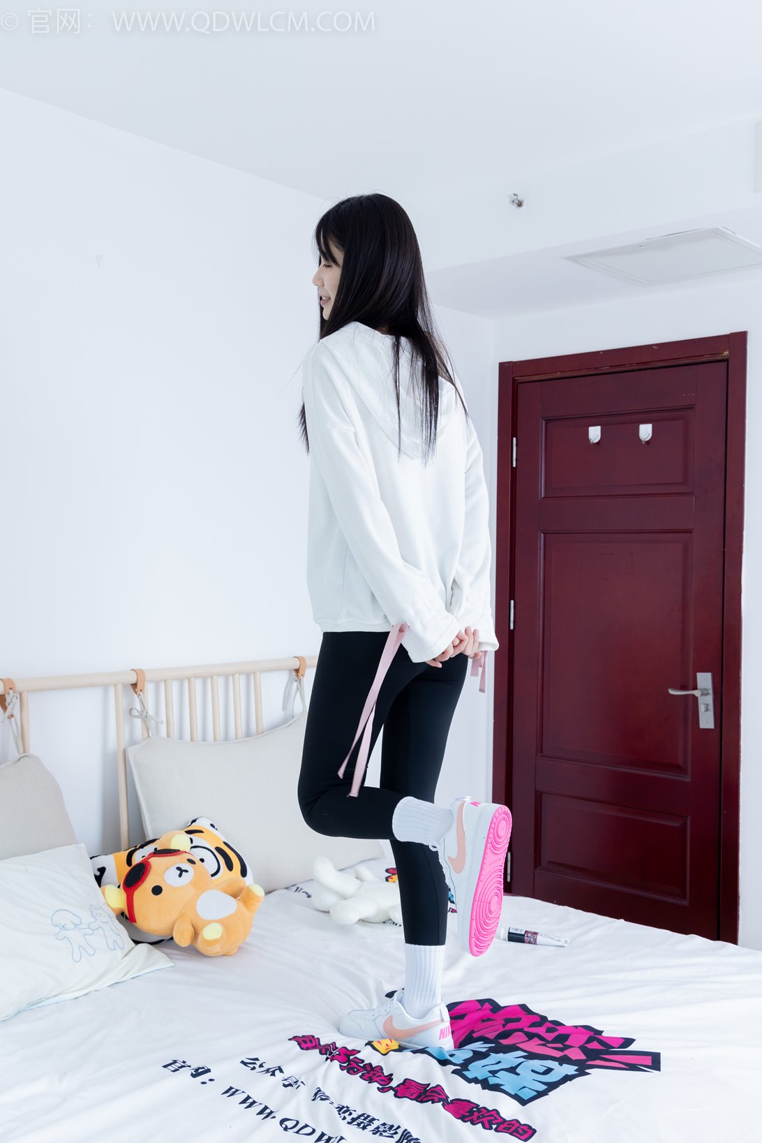 勿恋传媒2097期：菜菜-如果你说.瑜伽裤、板鞋、白棉袜、穿鞋踩小西红柿和奶油蛋糕剧情[163P/1V/5.34G]插图5