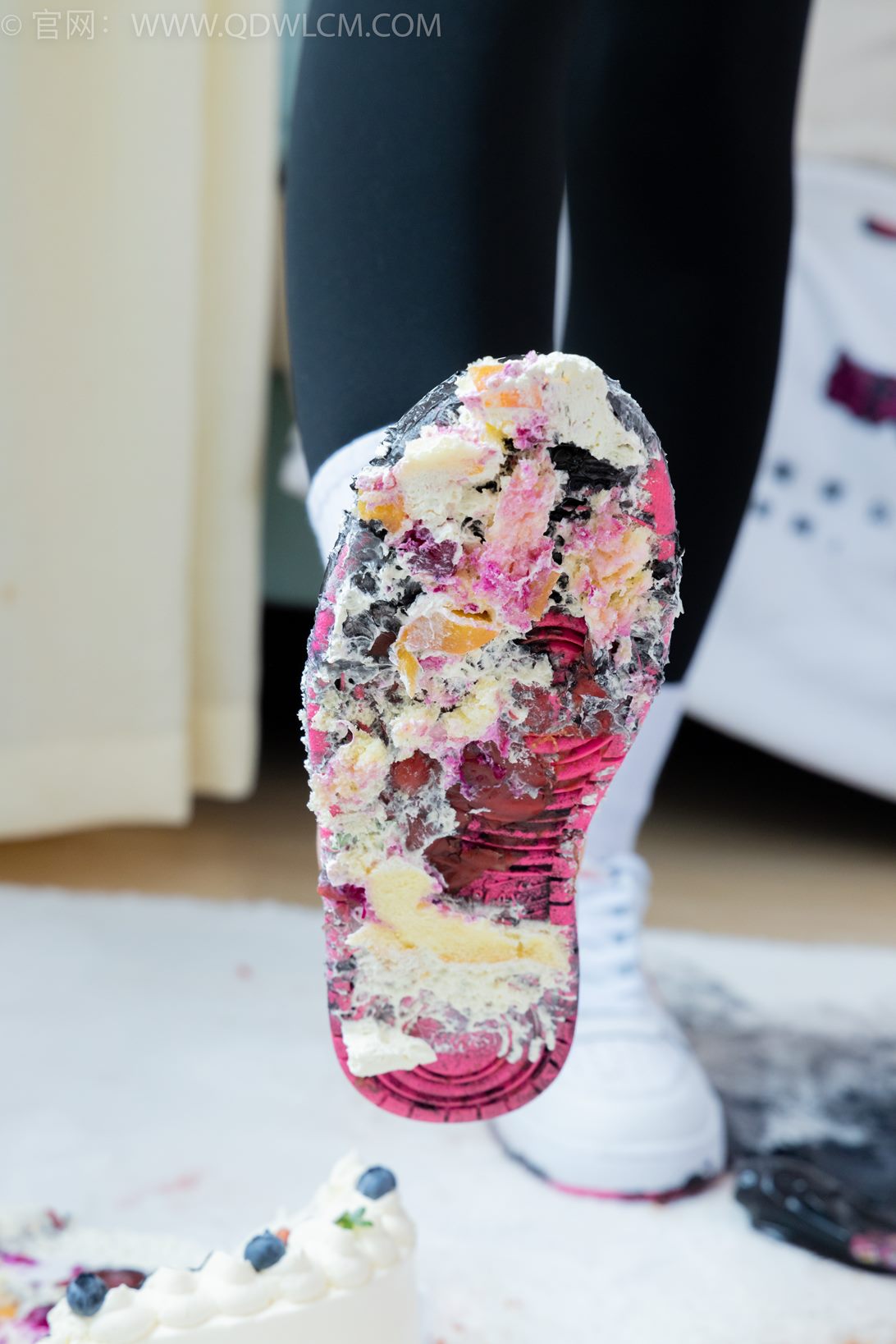 勿恋传媒2097期：菜菜-如果你说.瑜伽裤、板鞋、白棉袜、穿鞋踩小西红柿和奶油蛋糕剧情[163P/1V/5.34G]插图2