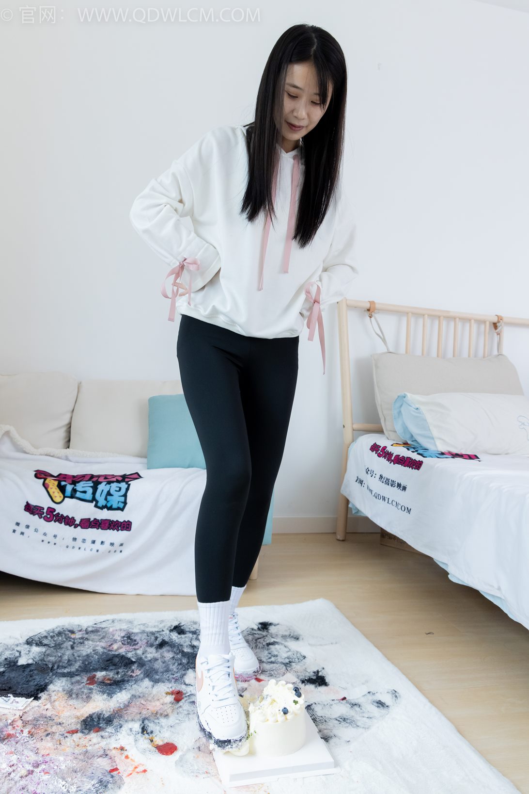 勿恋传媒2097期：菜菜-如果你说.瑜伽裤、板鞋、白棉袜、穿鞋踩小西红柿和奶油蛋糕剧情[163P/1V/5.34G]插图3