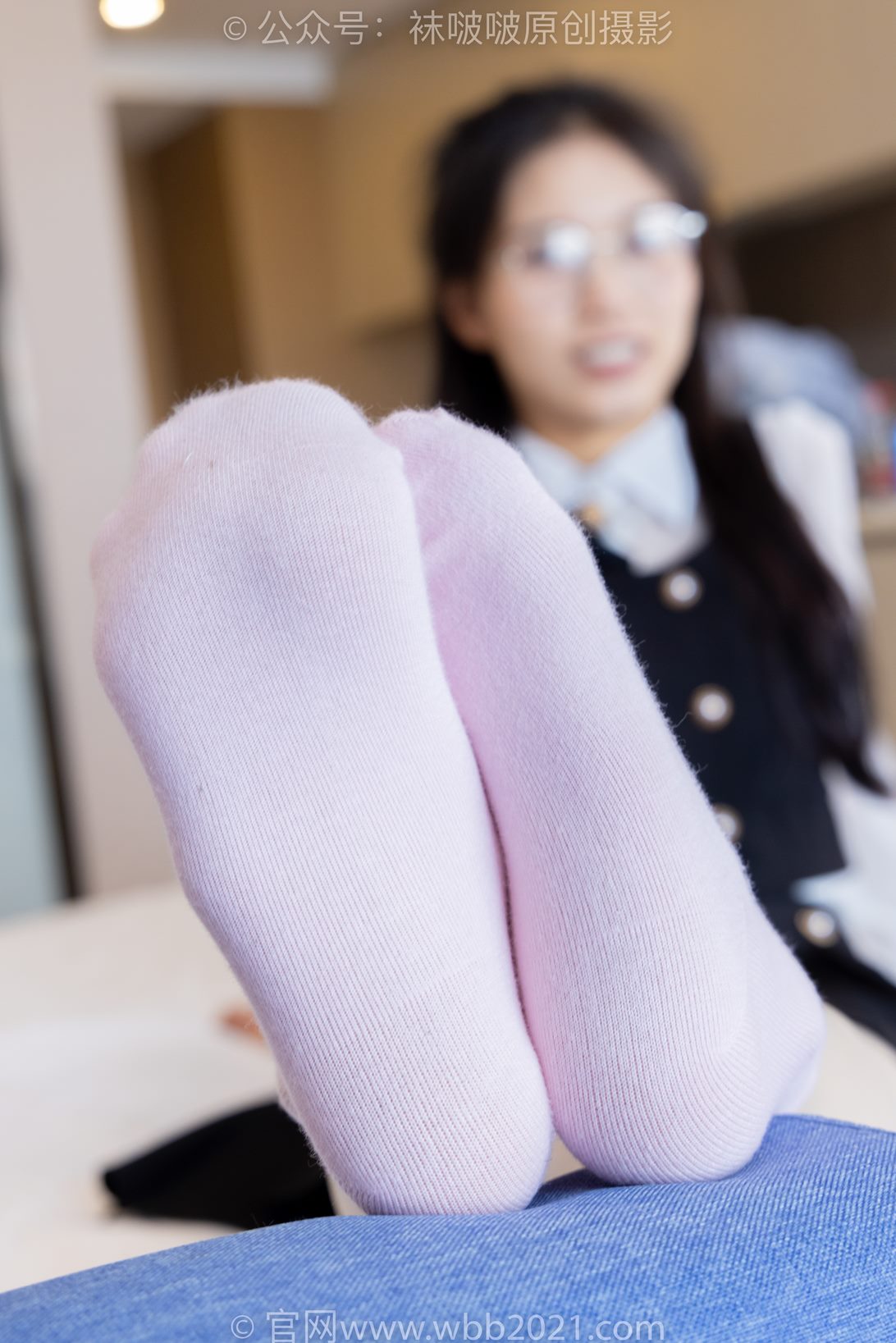 袜啵啵431期：芝士-高跟鞋、板鞋、黑棉袜、粉棉袜、油亮肉丝（仅棉袜里打底）[140P/1V/6.82G]插图3