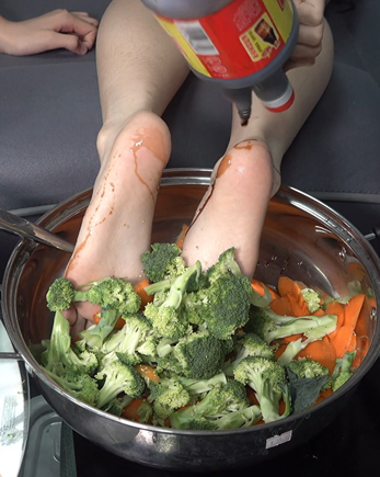 贞贞的食物美脚最后翻炒出锅香极了[1V/902M]插图7