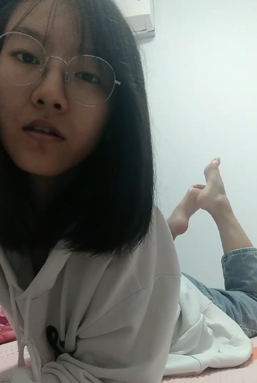 套路反差眼镜妹生活照露脸展示脚底身材[14P/21V/354M]插图4