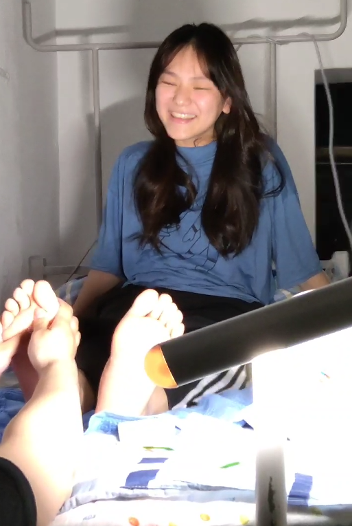 真实女大女高露脸自挠脚（第三部）[50V/4.7g]插图3