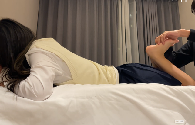 十三原创把玩可爱学生妹的美脚被挠的全程大笑[1V/1.74G]插图3