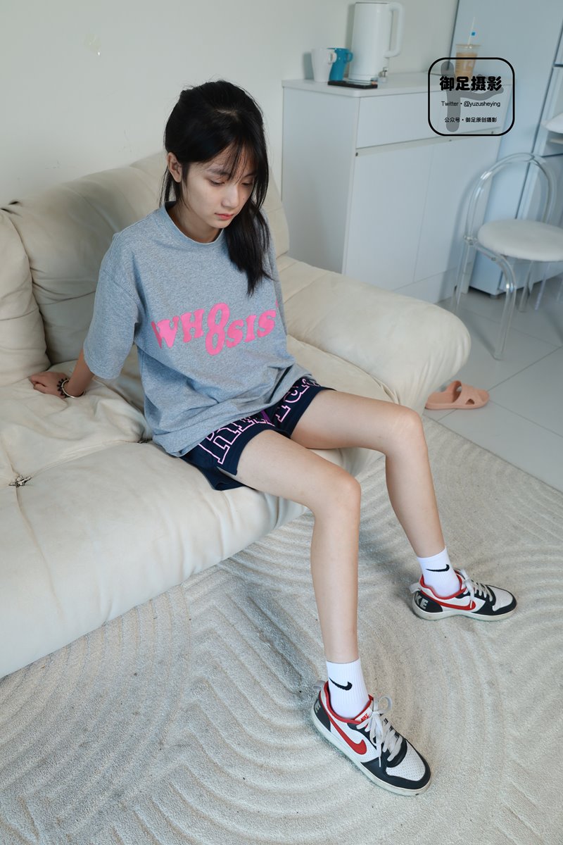 御足摄影046期 脚上涂牛奶 [100P/1V]插图1