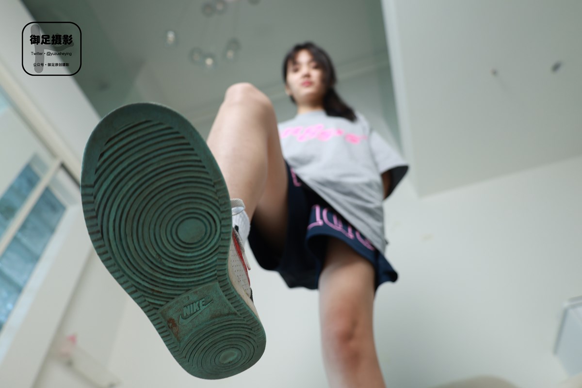 御足摄影046期 脚上涂牛奶 [100P/1V]插图2