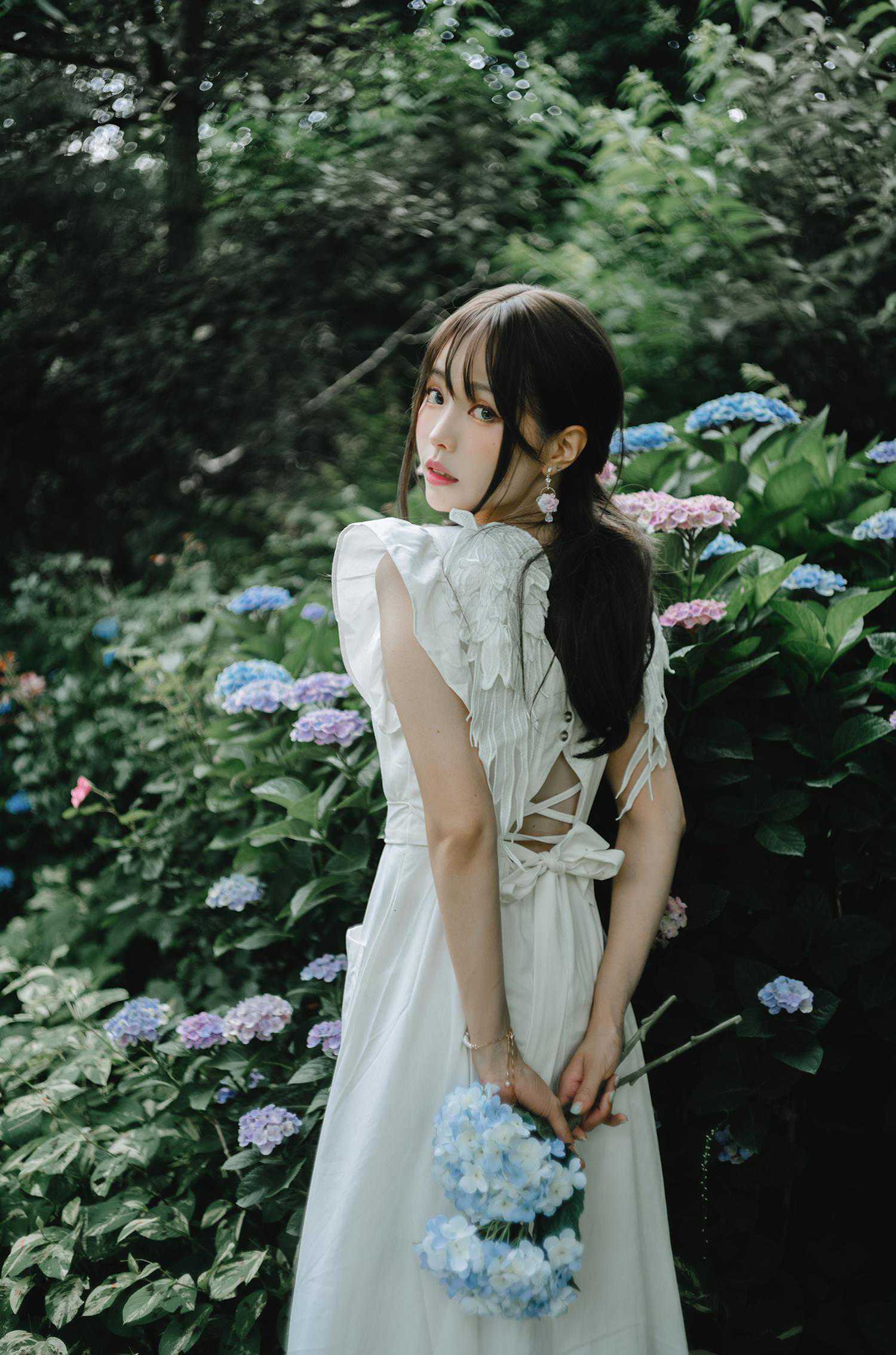 Ely_eee(ElyEE子) – Rainy Season 雨季繡球花[31P/2V/85MB]插图