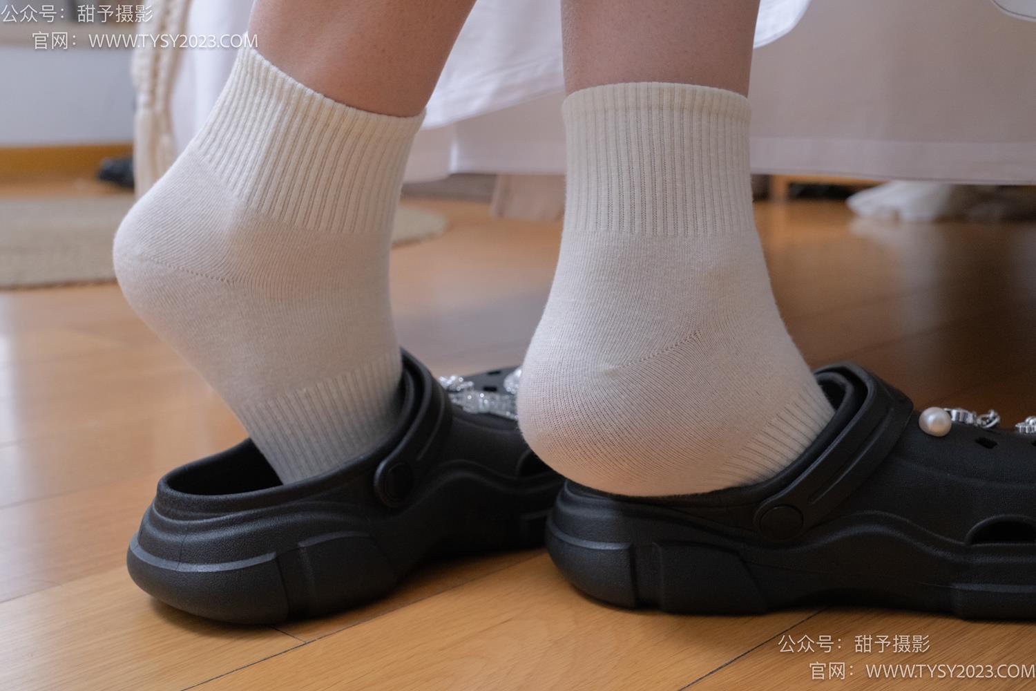 甜予摄影 NO.065 璇璇-靴子、洞洞鞋、白棉袜、裸足[175P/2V/11.2GB]插图3