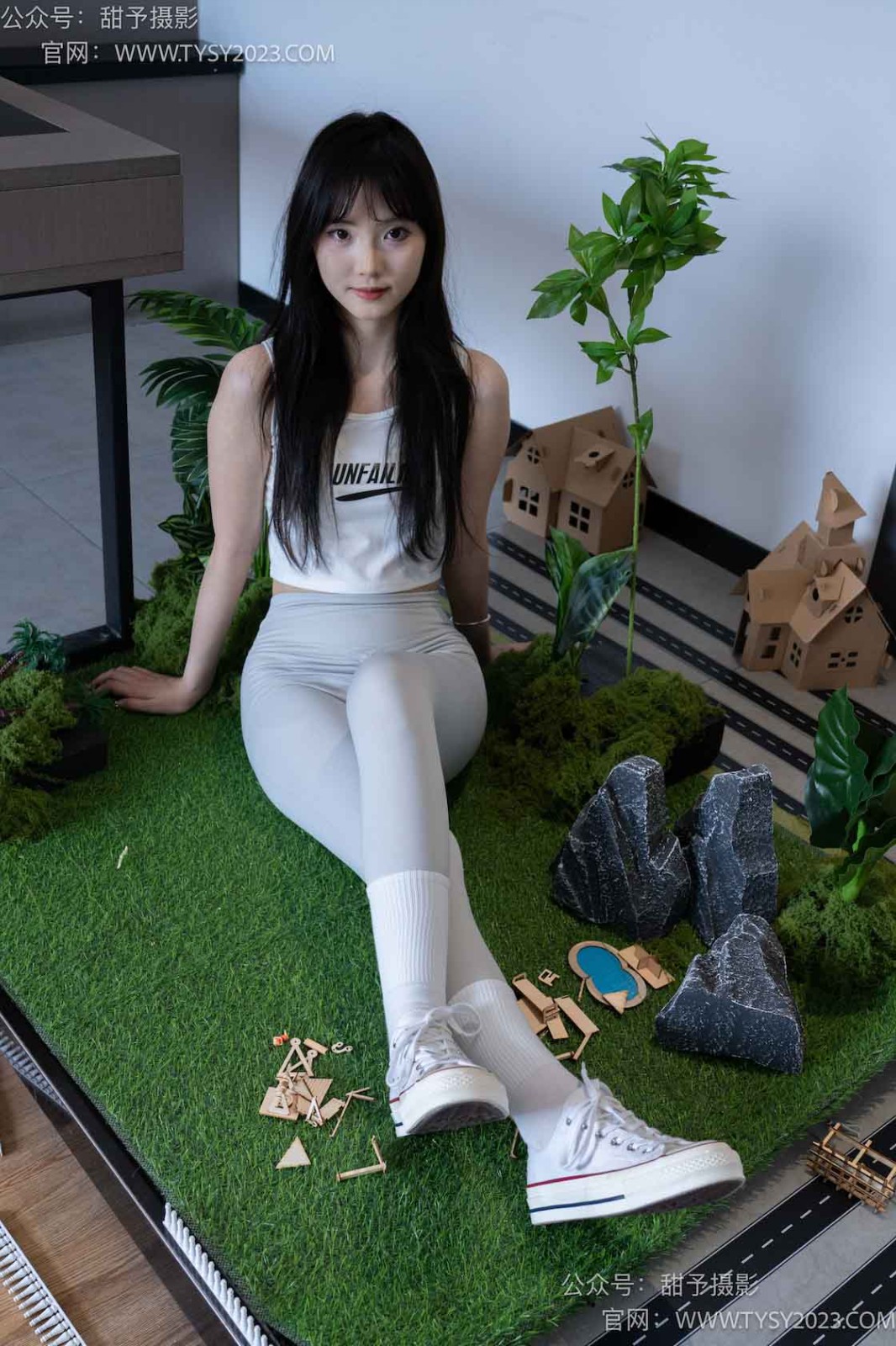 甜予摄影 NO.104 璇璇-帆布鞋、白棉袜、裸足、小人国剧情[134P/2V/10.25GB]插图