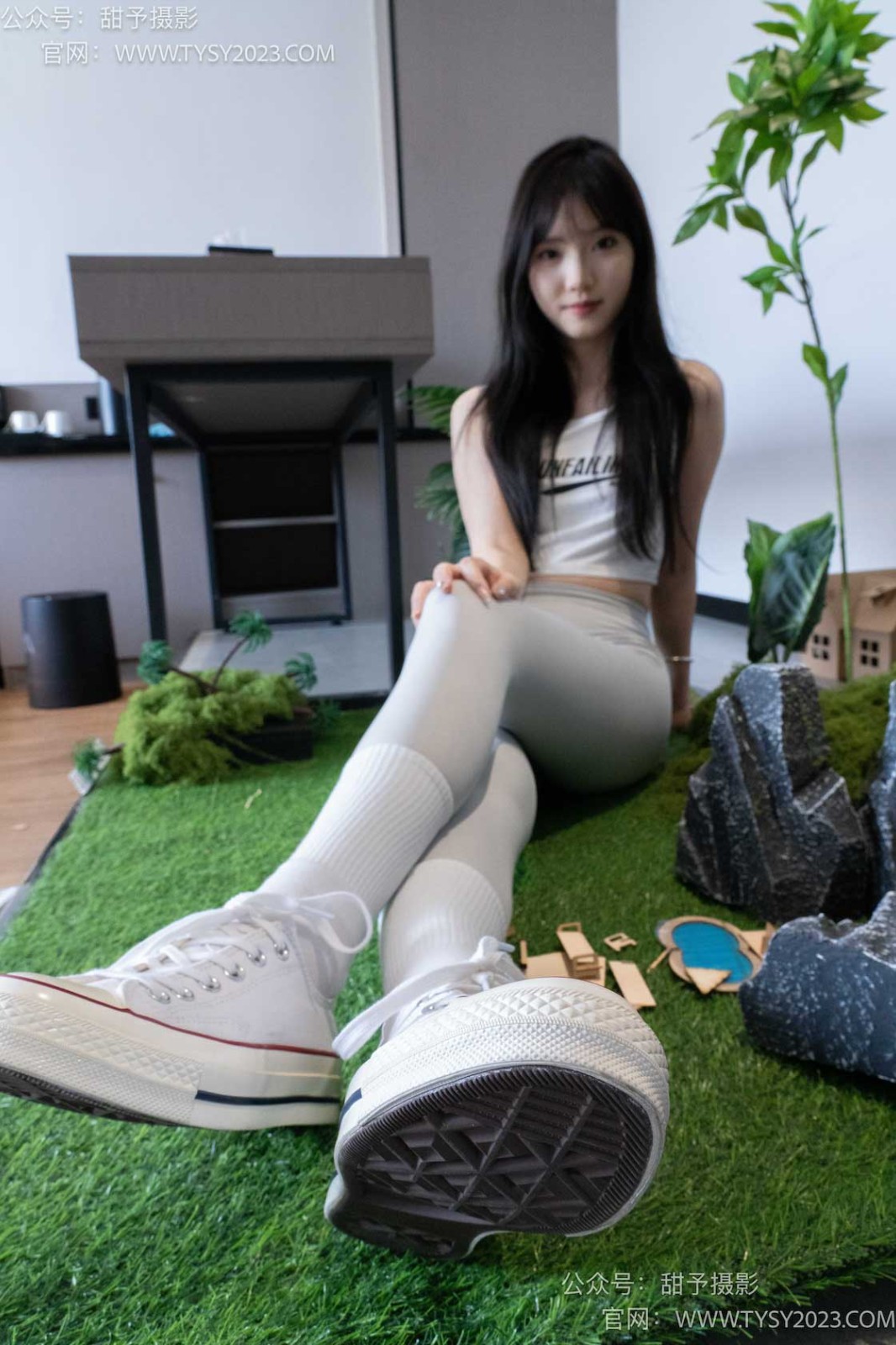 甜予摄影 NO.104 璇璇-帆布鞋、白棉袜、裸足、小人国剧情[134P/2V/10.25GB]插图3