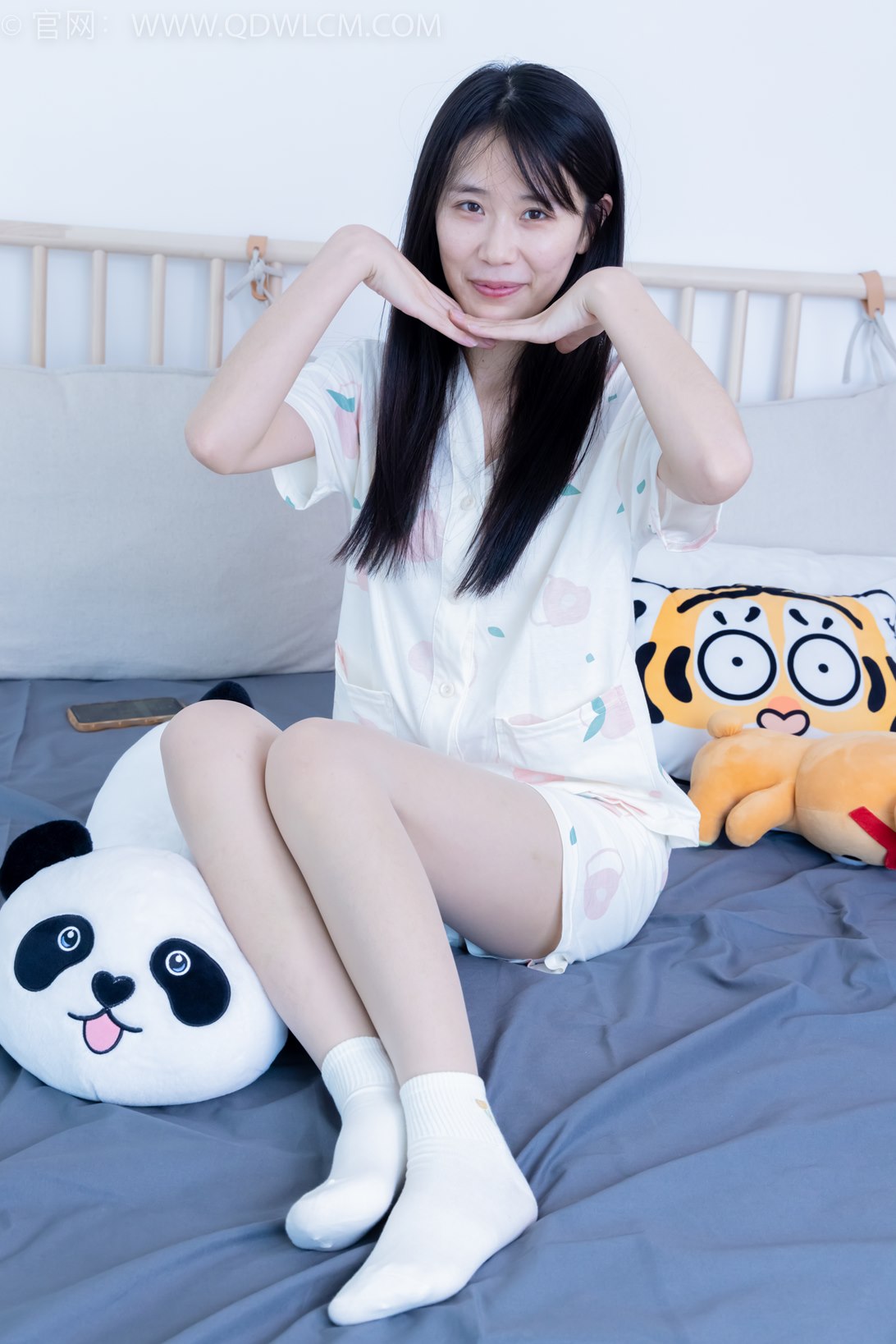 勿恋传媒2116期：菜菜-棉拖鞋、白棉袜、肉丝（脚尖加固款）[210P/1V/5.81G]插图1