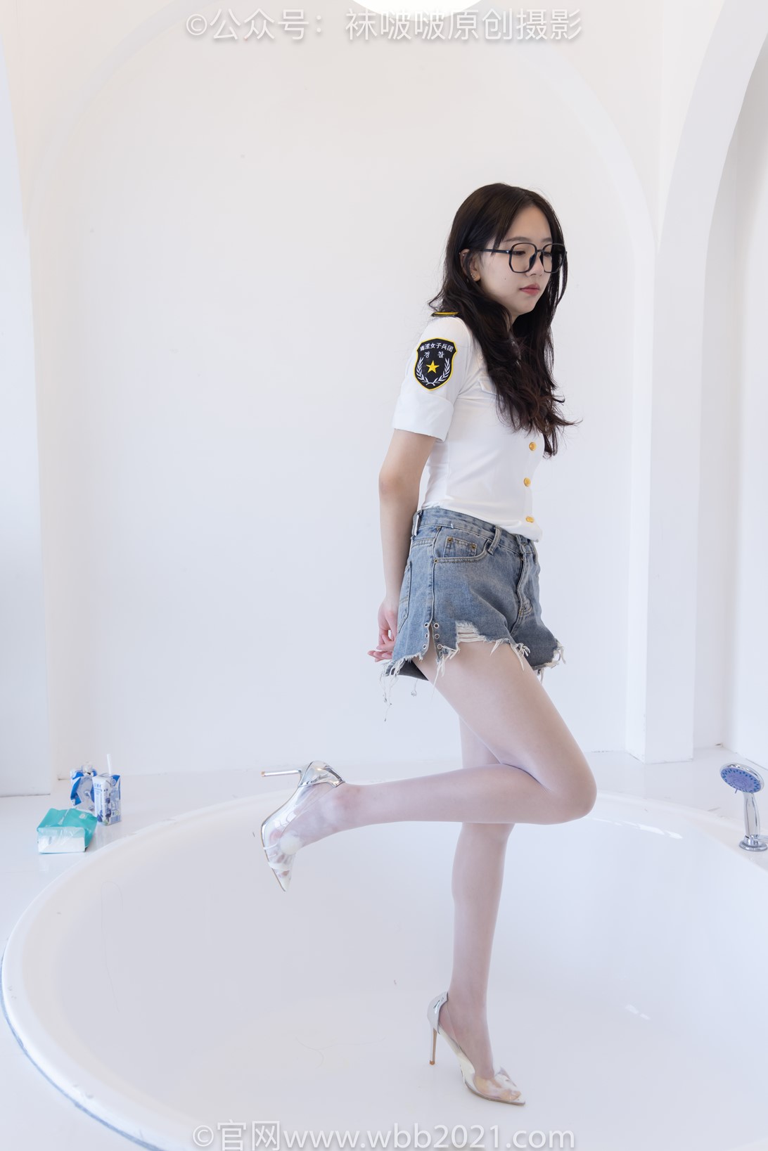 袜啵啵433期：小甜豆-透明高跟、白丝（脚尖透明款）、穿鞋往鞋里倒酸奶剧情 [154P/1V/6.27G]插图6