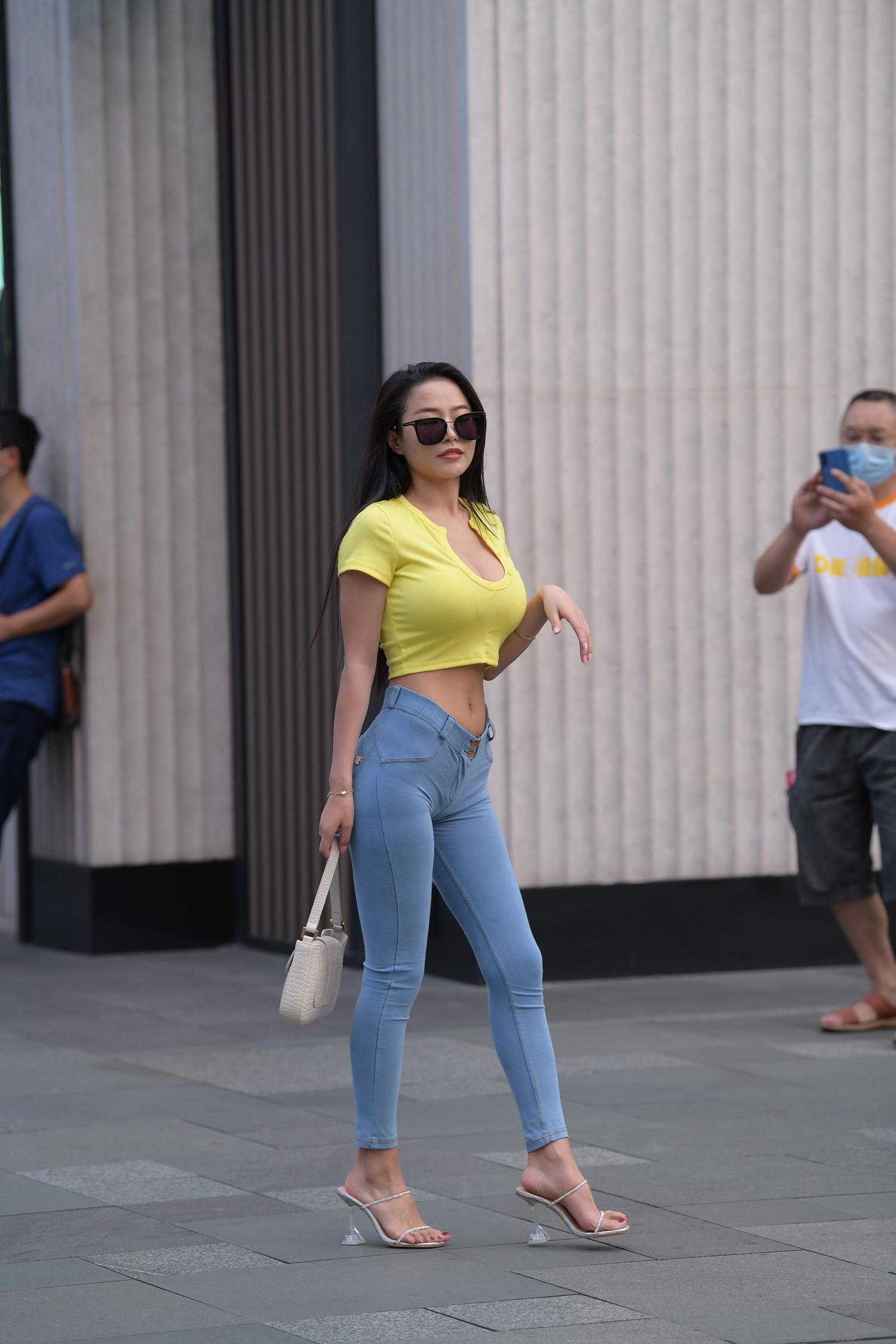 精选街拍作品 NO.4033 仅身牛仔裤勾勒好身材[364P/943MB]插图2