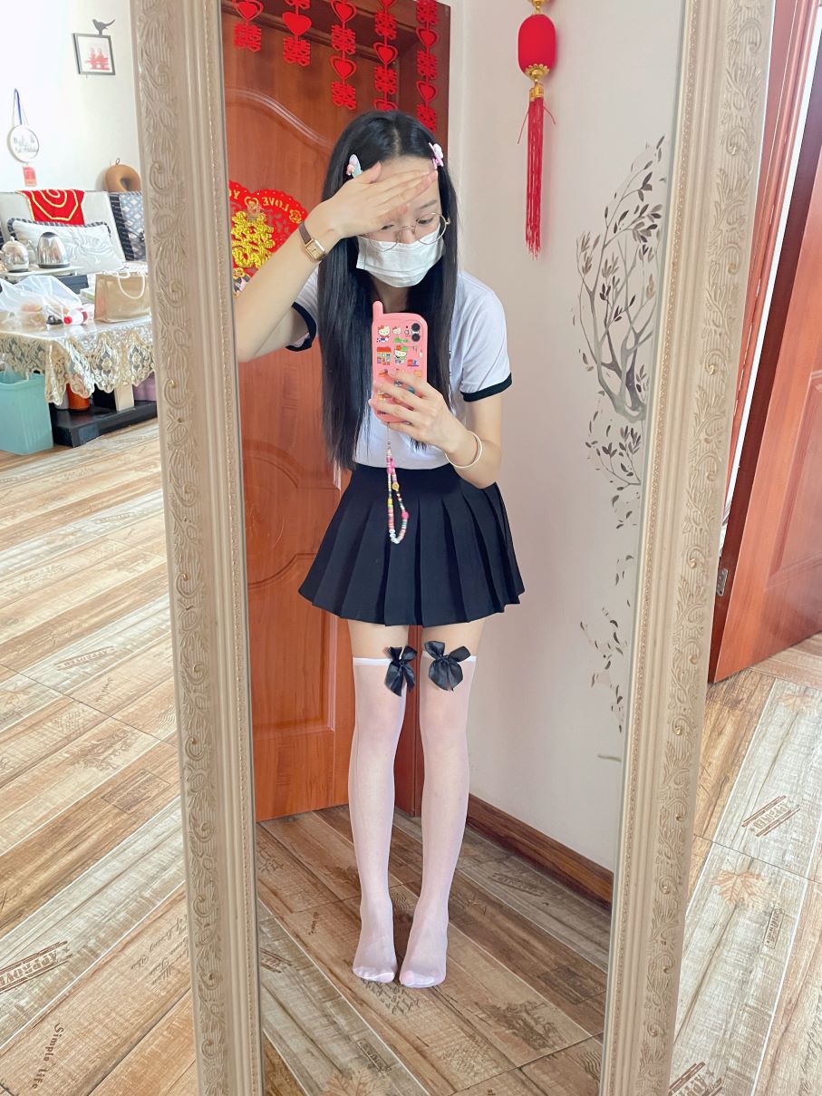 大学生镁足，居家第四期，白袜、黑灰丝、长筒袜、至服、裸足等各种状态都有哦! [224P/1.61G]插图