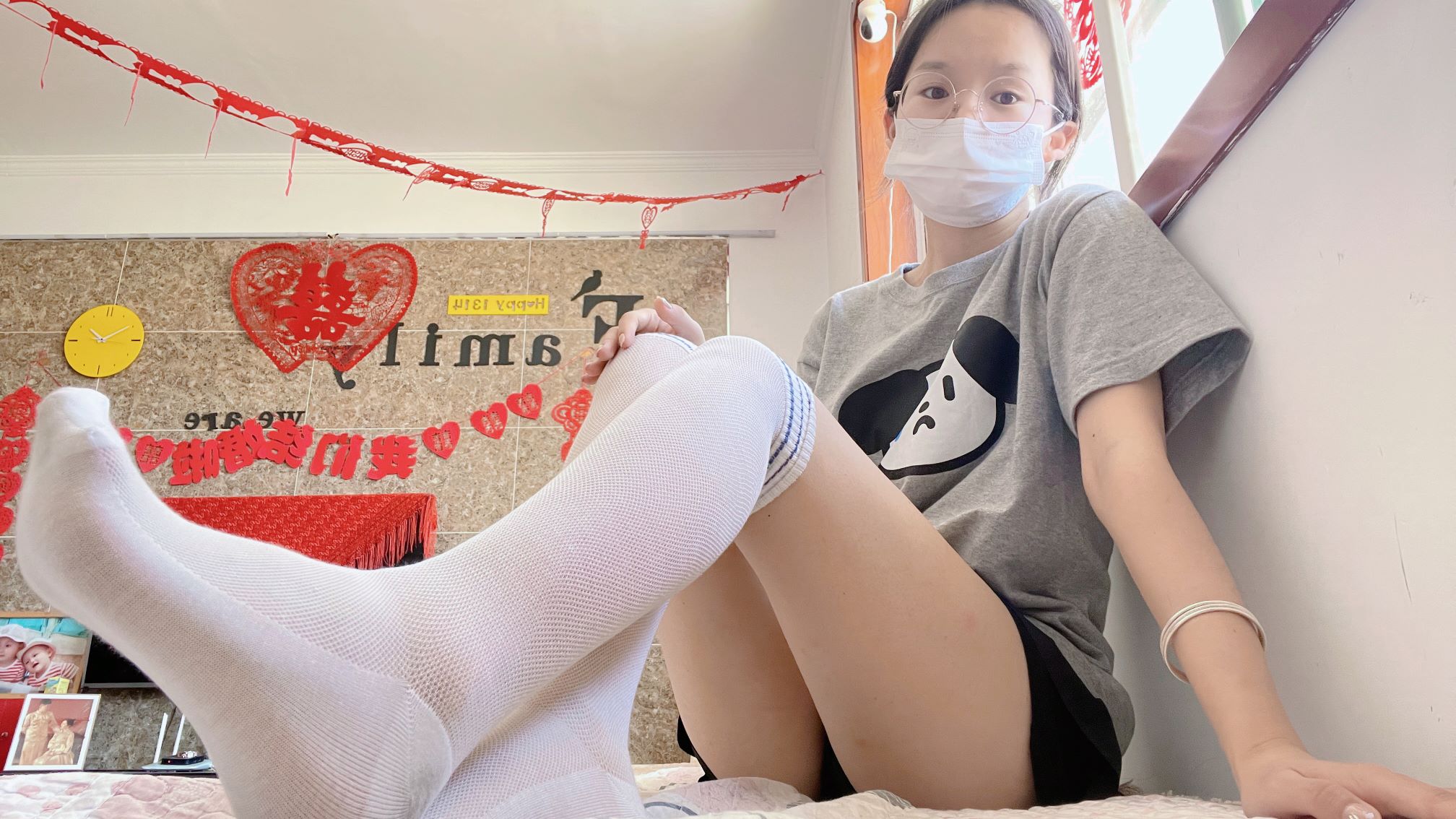大学生镁足，居家第四期，白袜、黑灰丝、长筒袜、至服、裸足等各种状态都有哦! [224P/1.61G]插图2