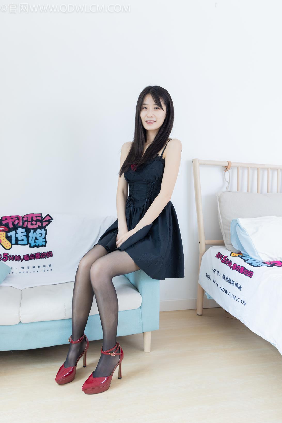 勿恋传媒2140期：菜菜-高跟鞋、油亮黑丝（脚尖透明款）[154P/1V/4.61G]插图