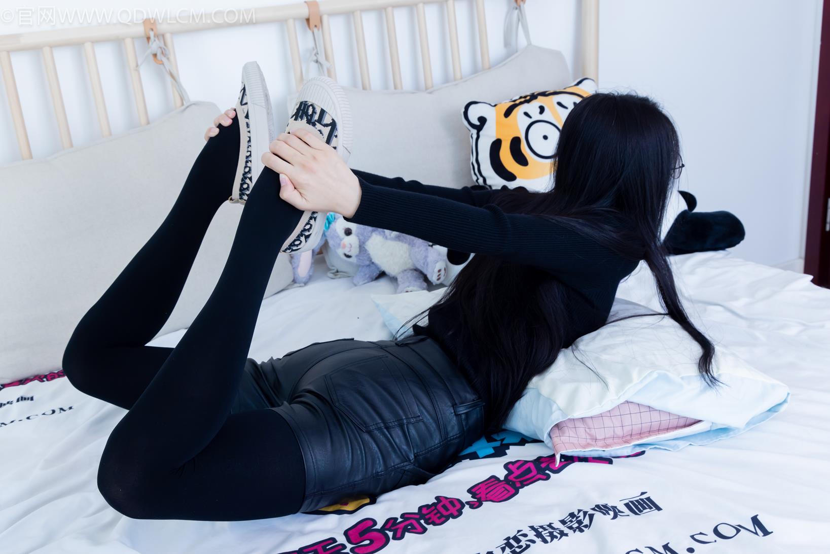 勿恋传媒2139期：茯苓-厚黑丝、平底鞋、瑜伽动作老头乐挠脚剧情[165P/1V/4G]插图2