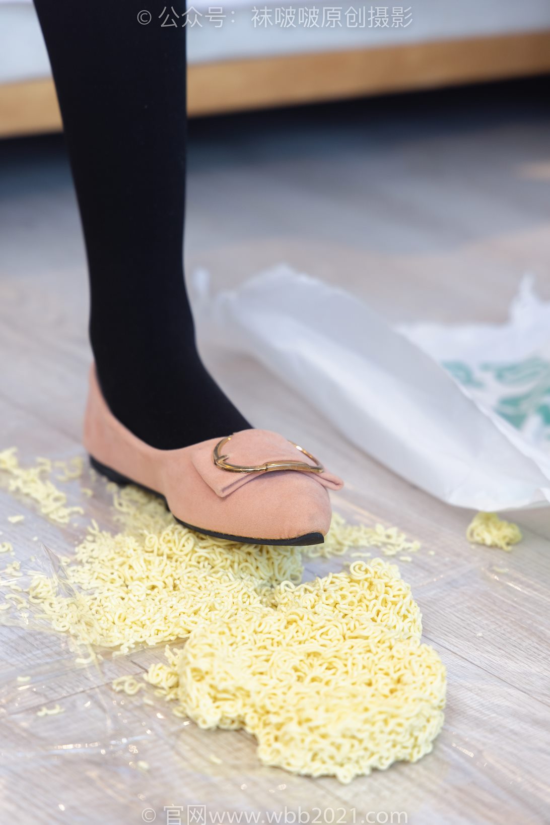 袜啵啵447期：小甜豆-平底鞋、厚黑丝、踩方便面、圣女果、橘子、巧克力蛋糕剧情 [140P/1V/7.23G]插图6