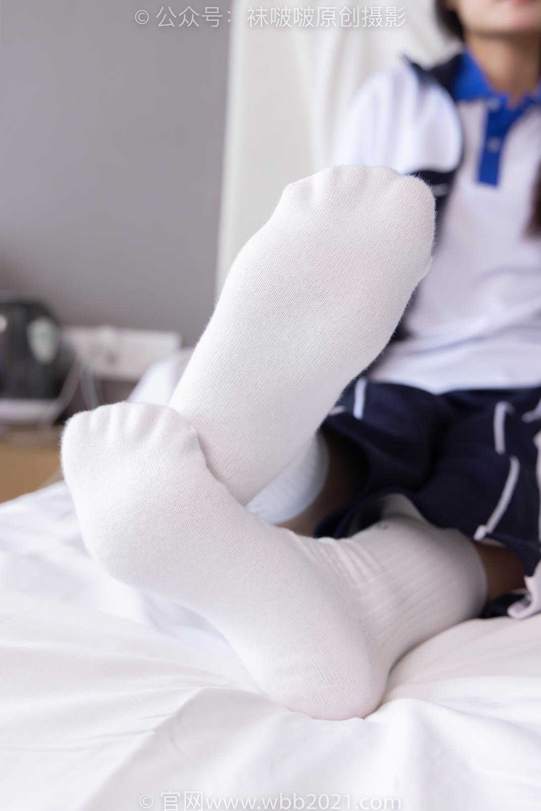 袜啵啵 456期 花絮版 甜甜圈-运动鞋、白棉袜、裸足、校服（花絮版） [150P/1V/6.46G]插图8