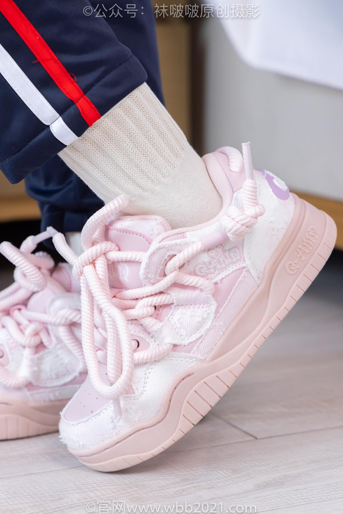 袜啵啵458期花絮：甜甜圈-板鞋、白棉袜、肉丝（脚尖加固款）、校服裤里丝 [150P/1V/7.36G]插图1