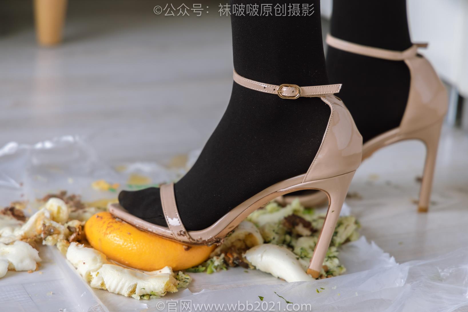 袜啵啵459期花絮：小甜豆-高跟凉鞋、厚黑丝、穿鞋踩包子和橘子剧情 [150P/1V/9.05G]插图8