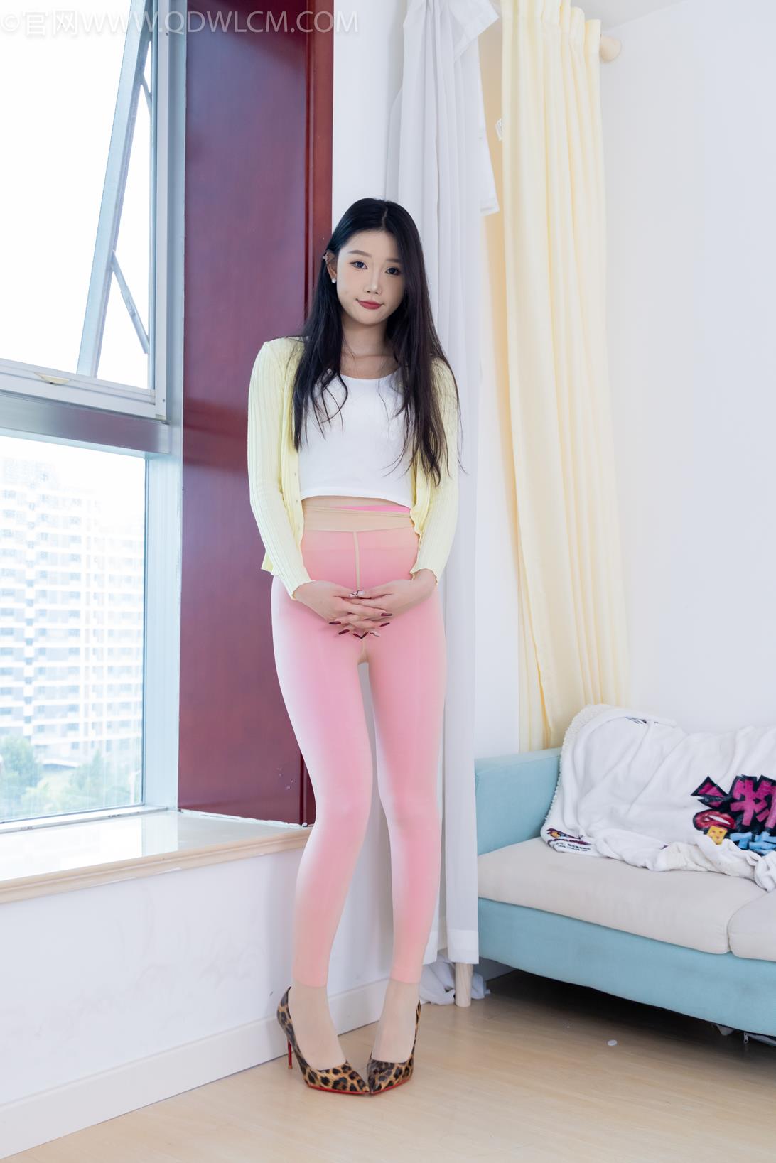 勿恋传媒2151期：小竹-高跟鞋、瑜伽裤外穿油亮肉丝（脚尖透明款）、丝袜搓脚剧情 [155P/1V/4.43G]插图4