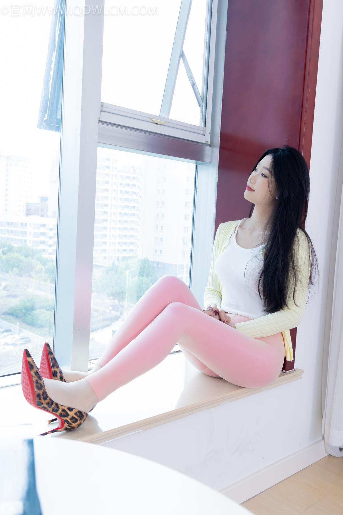 勿恋传媒2151期：小竹-高跟鞋、瑜伽裤外穿油亮肉丝（脚尖透明款）、丝袜搓脚剧情 [155P/1V/4.43G]插图