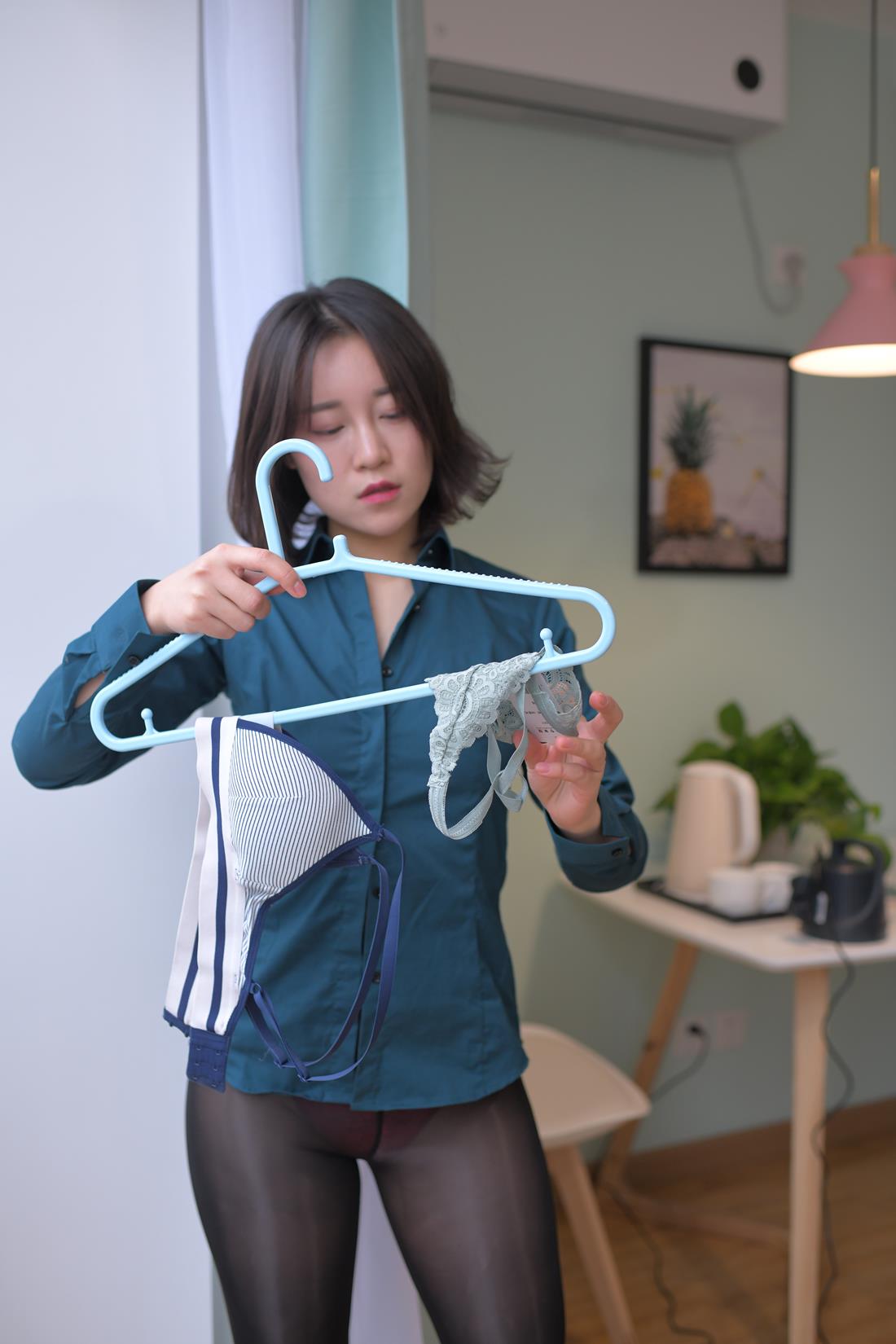 魔镜街拍 萌萌 – 一个人生活、一步裙、黑丝、高跟鞋[428P/6V/16G]插图1