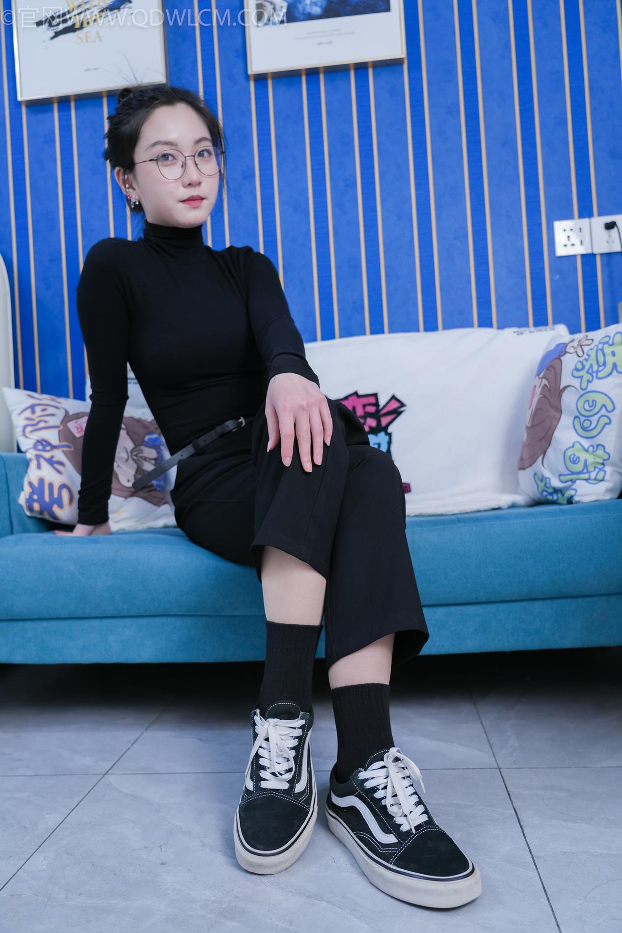 勿恋传媒2164期：川川-板鞋、黑棉袜、肉丝（脚尖透明款、裤里丝）[151P/1V/5.67G]插图3